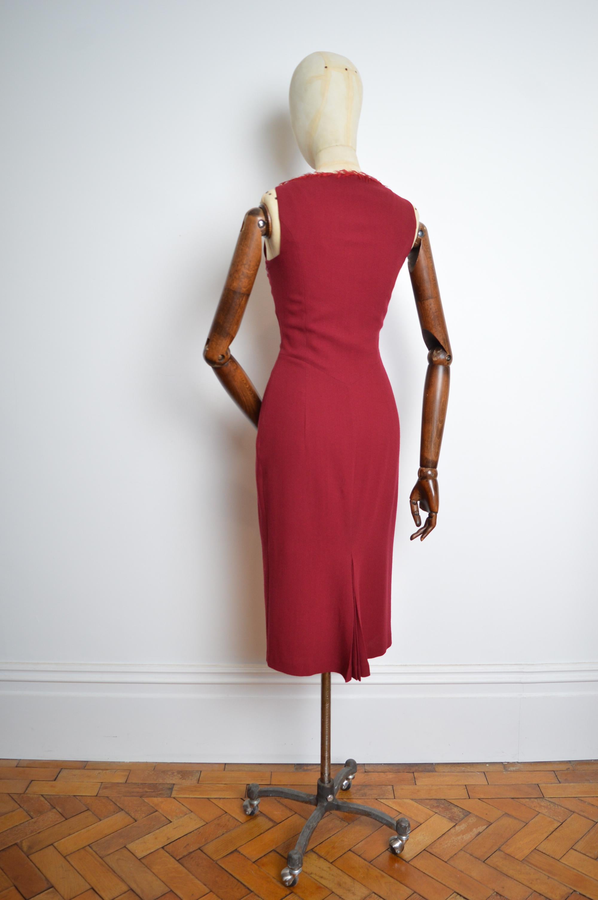 A/W 1999 John Galliano Granate Borgoña Cockerel vestido con cuello de plumas en venta 6