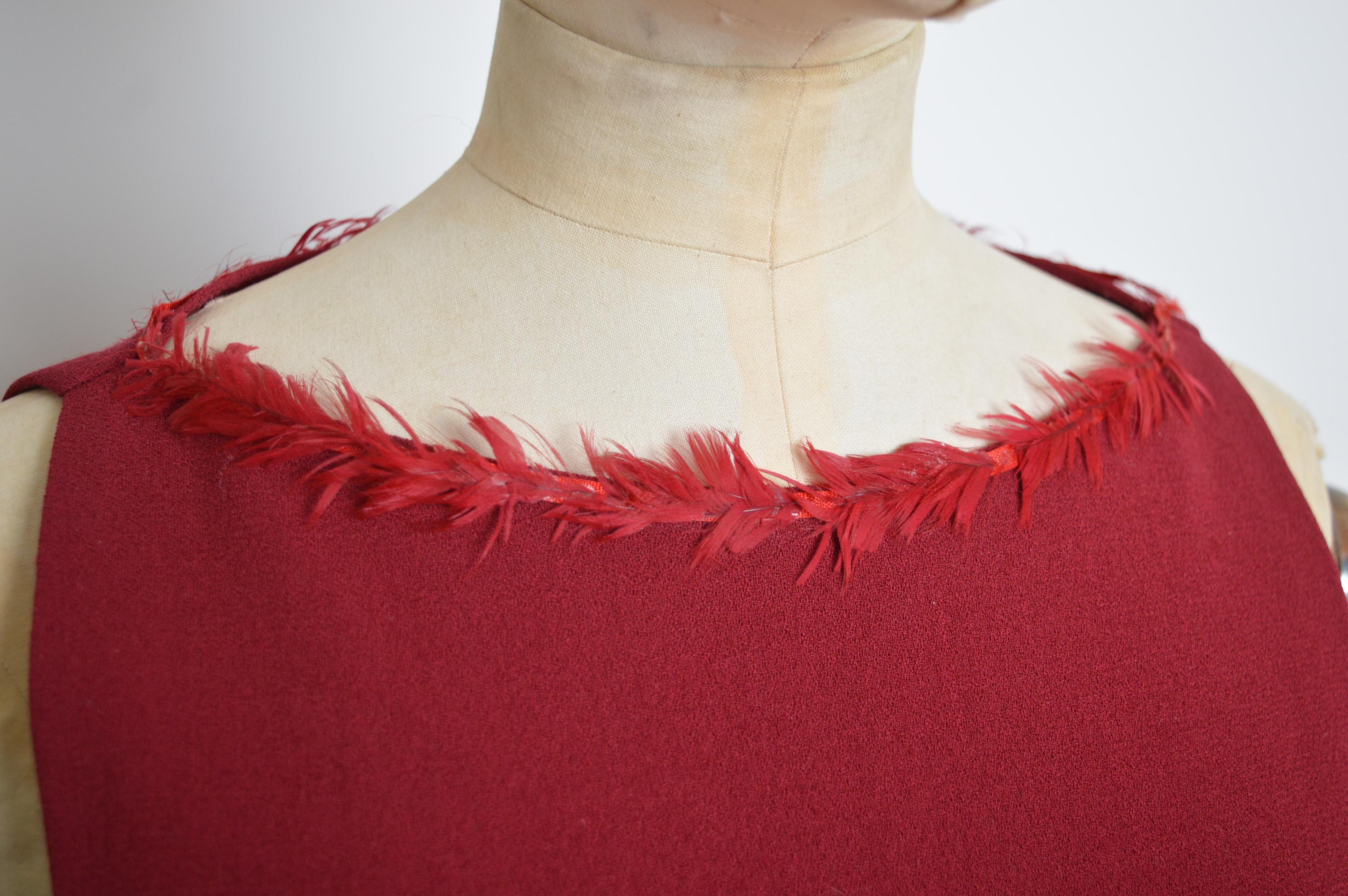 A/W 1999 John Galliano Granate Borgoña Cockerel vestido con cuello de plumas en venta 7