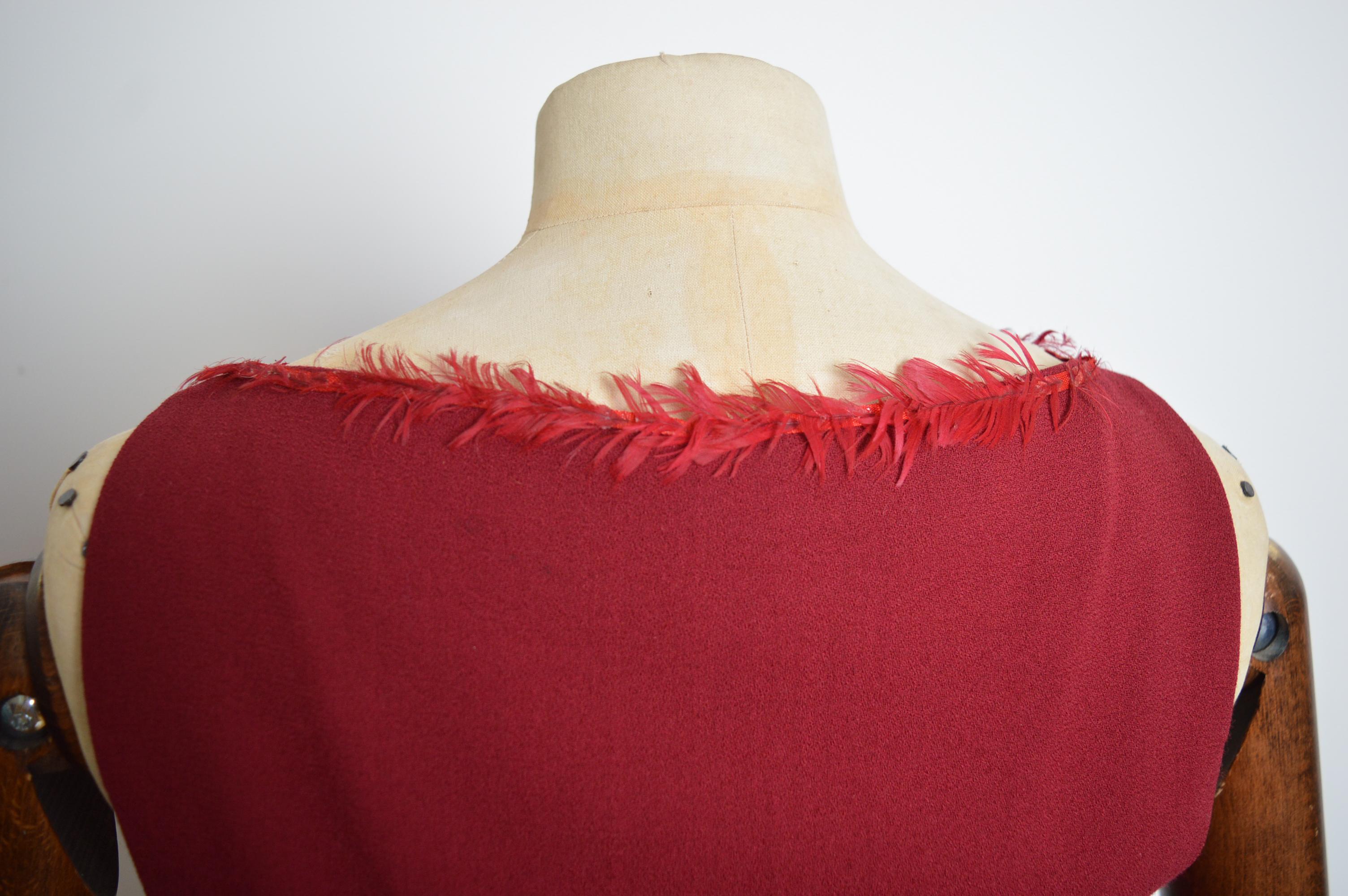A/W 1999 John Galliano Granate Borgoña Cockerel vestido con cuello de plumas en venta 8