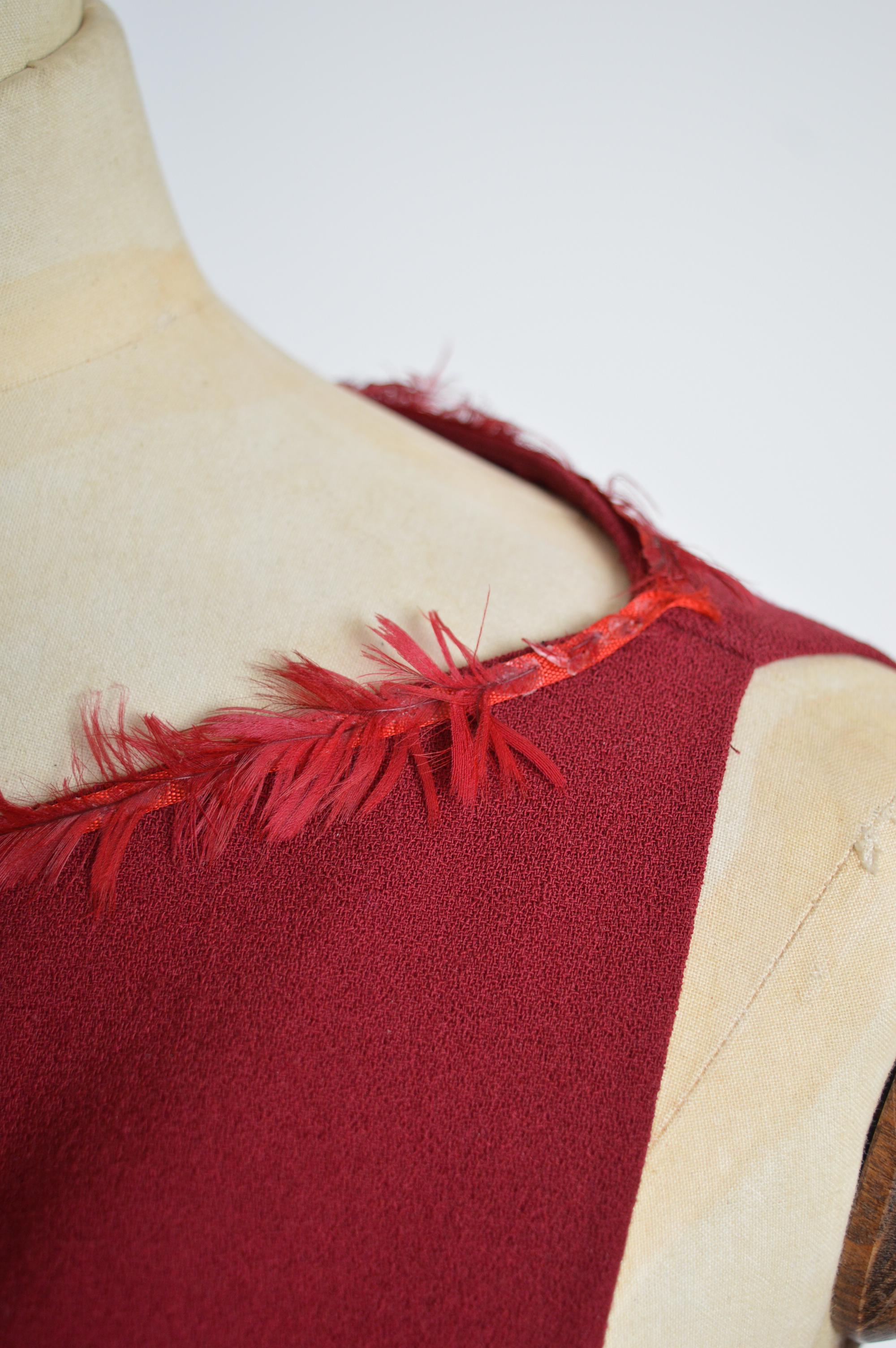 A/W 1999 John Galliano Granate Borgoña Cockerel vestido con cuello de plumas en venta 11
