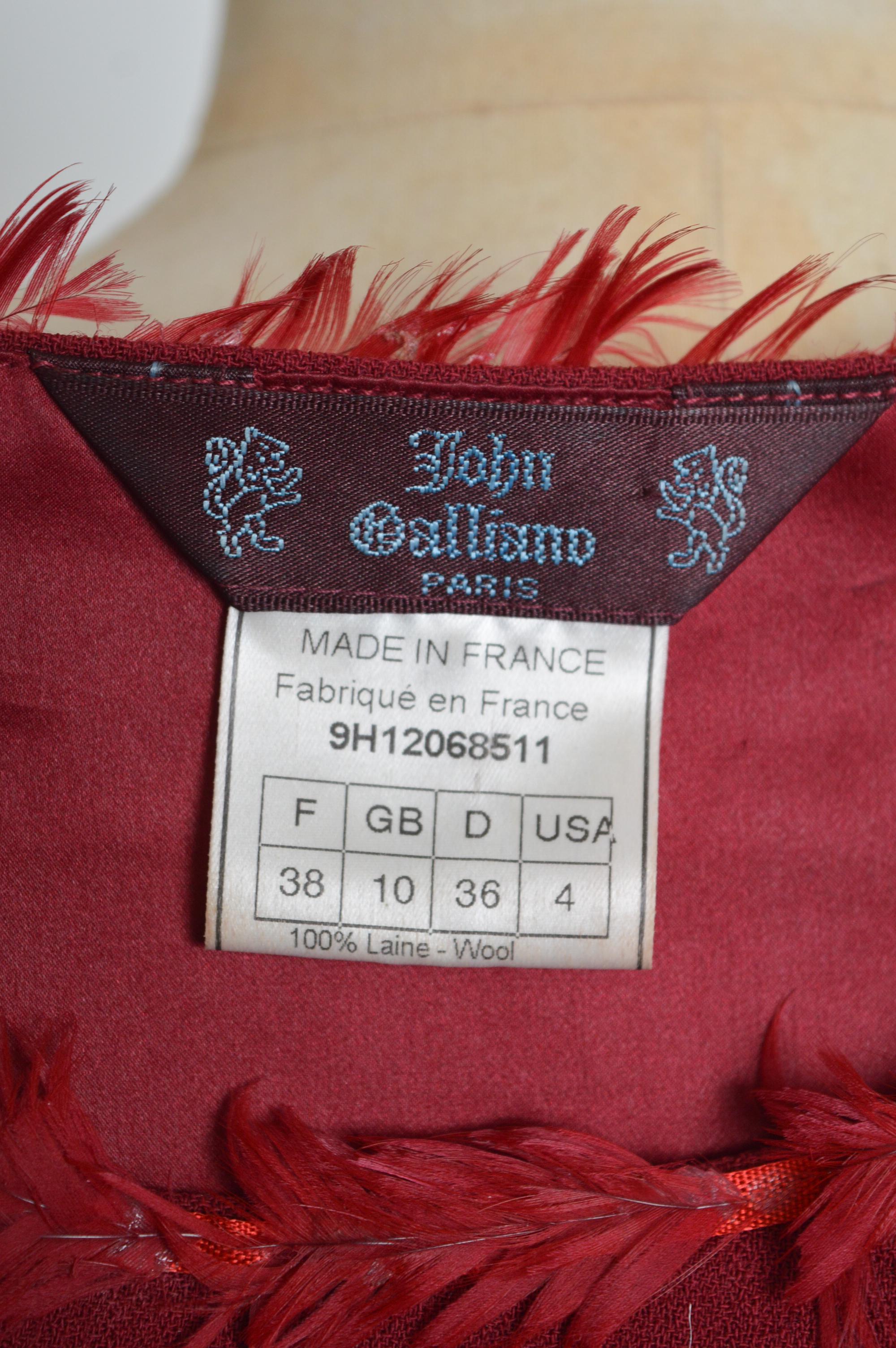A/W 1999 John Galliano Granate Borgoña Cockerel vestido con cuello de plumas Rojo en venta