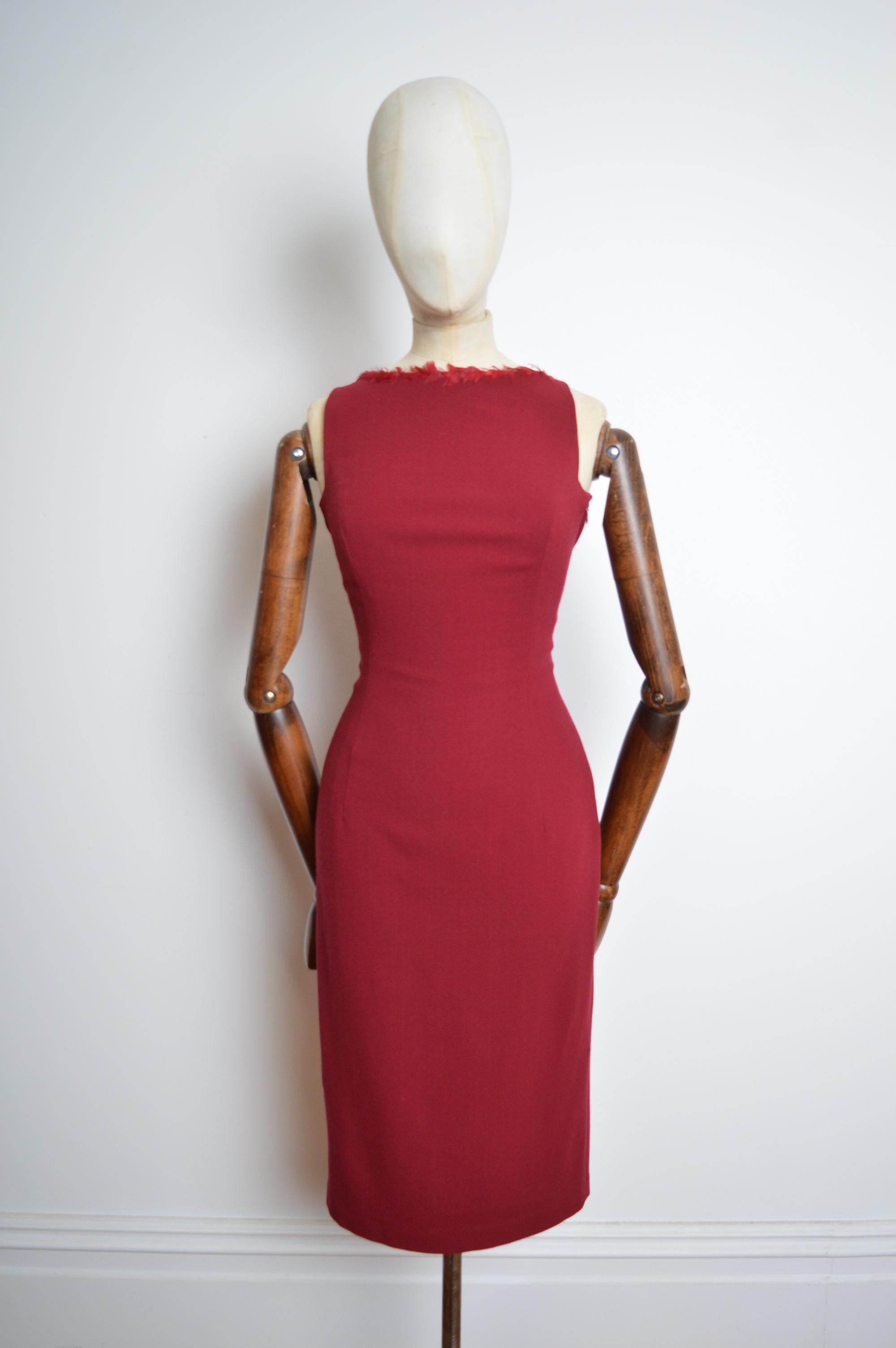 A/W 1999 John Galliano Granate Borgoña Cockerel vestido con cuello de plumas en Bastante bueno estado para la venta en Sheffield, GB