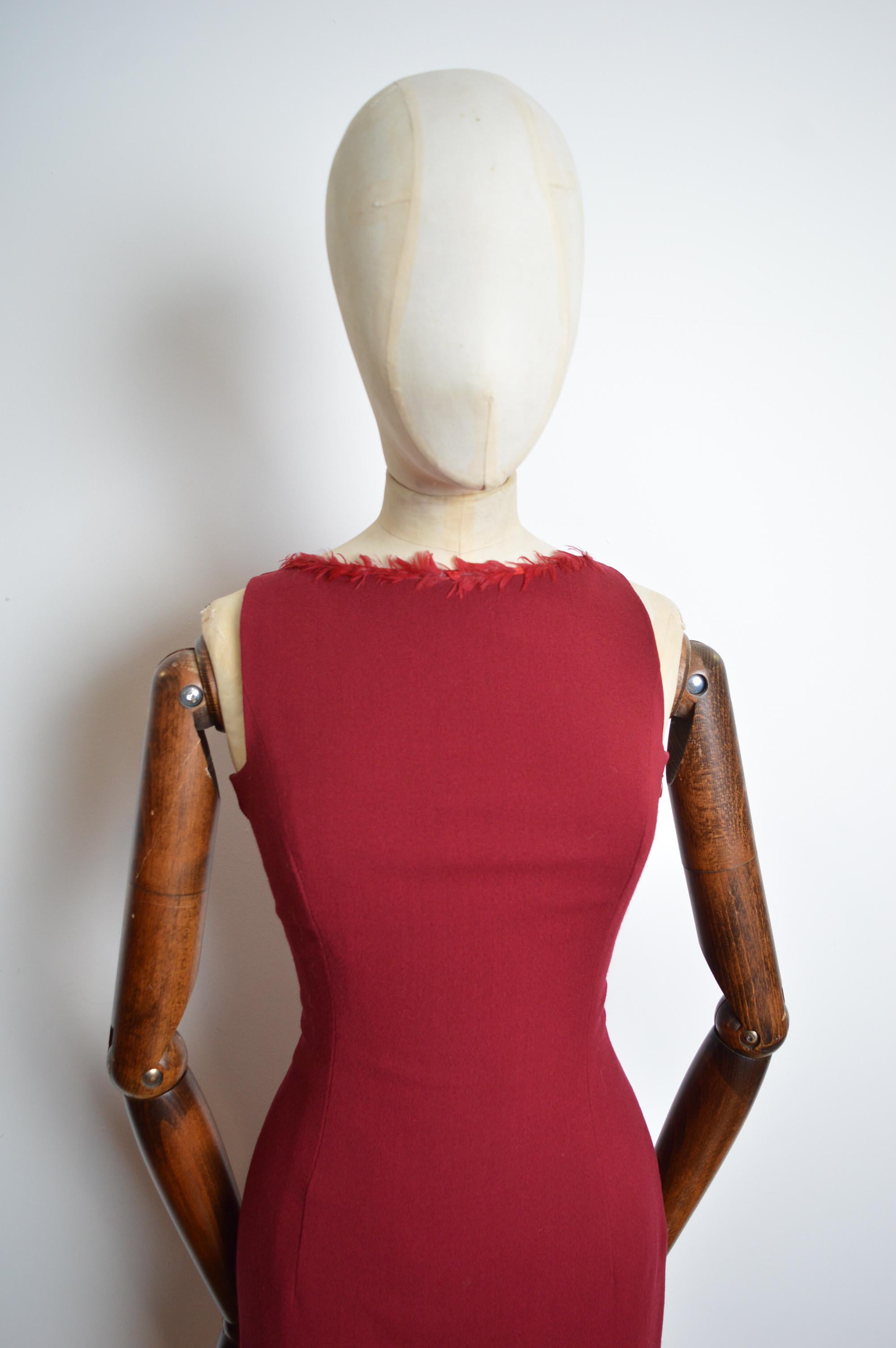 A/W 1999 John Galliano Granate Borgoña Cockerel vestido con cuello de plumas en venta 2
