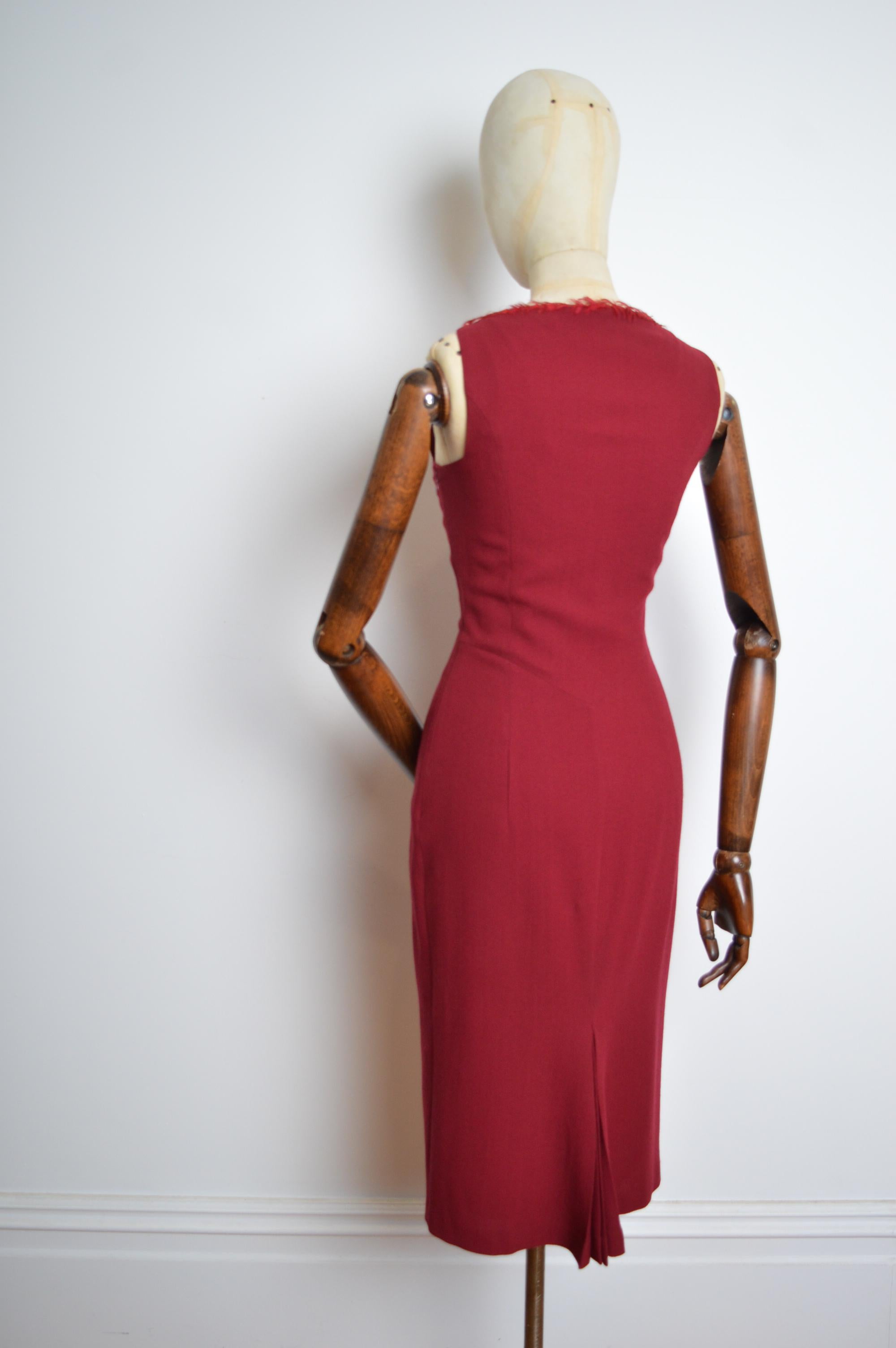 A/W 1999 John Galliano Granate Borgoña Cockerel vestido con cuello de plumas en venta 3
