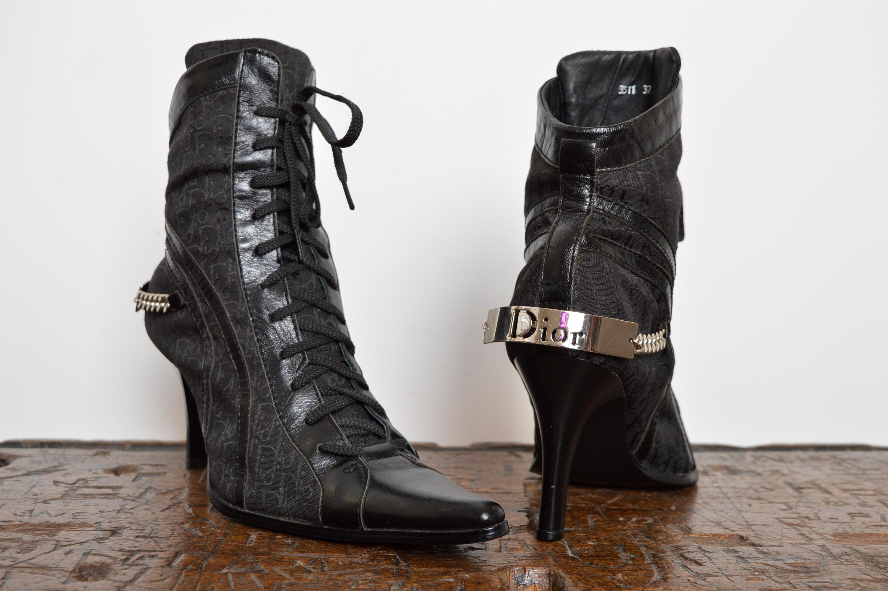 美品 Dior ディオール バックル ヒール ブーツ ジョンガリアーノ 25 黒 Vintage John Galliano for Christian Dior Shoes - 30 For Sale at