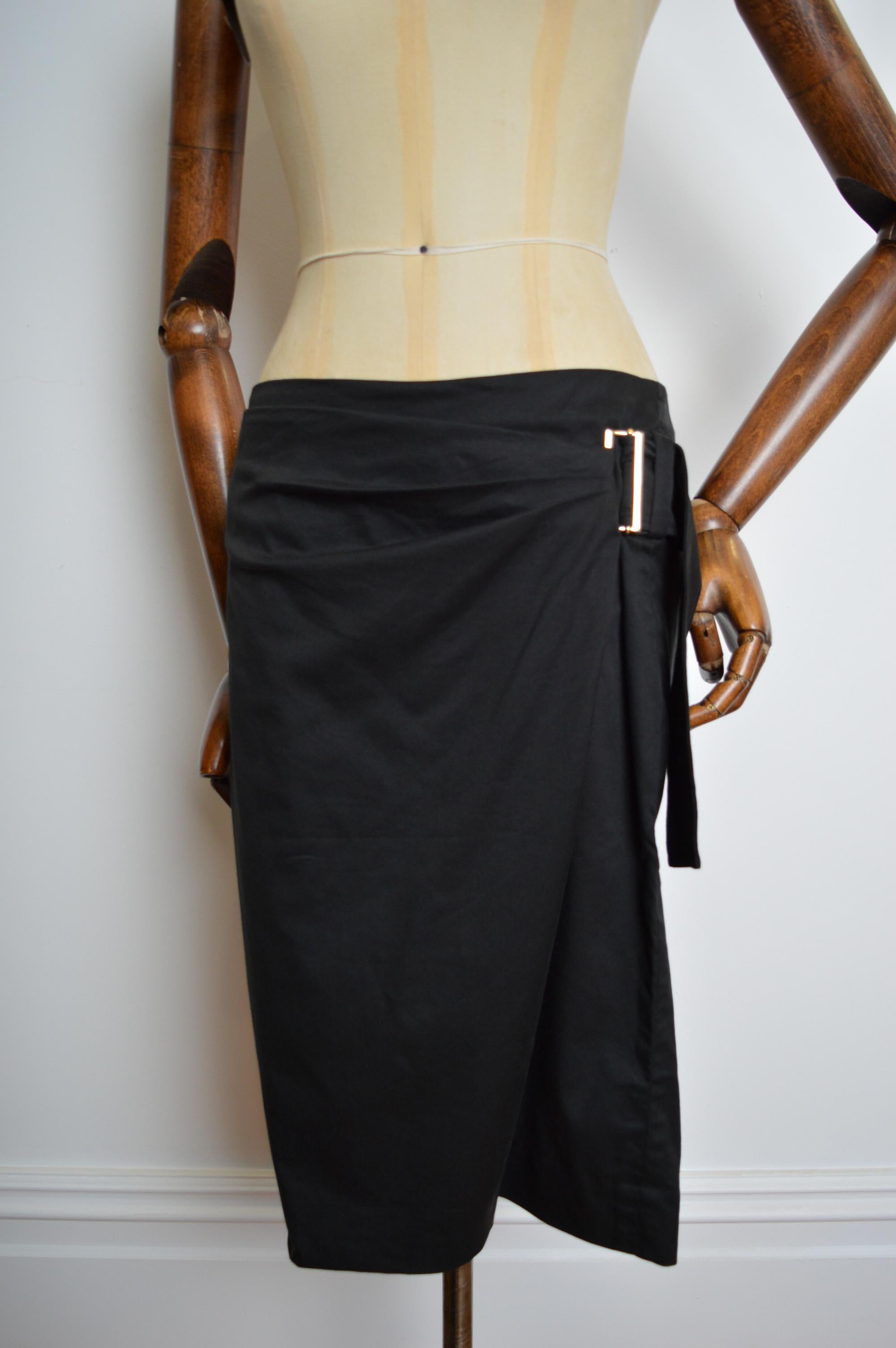 Elegant and Sexy Autumn / Winter 2001 Yves Saint Laurent 'Rive Gauche' by Tom Ford Draped Wrap around Pencil Skirt in Black Blended cotton with a Gold Metal Buckle at the Hip.
MADE IN FRANCE.
Low Waist / Mid Hip ; 32