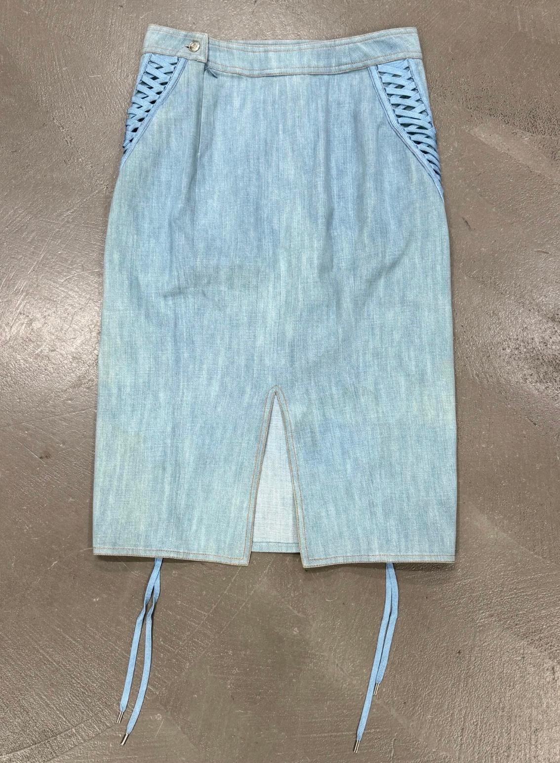 Falda con cordones A/W 2002 Christian Dior by Galliano

De la colección Otoño/Invierno 2002, esta falda de Christian Dior by John Galliano presenta una característica construcción de cordones que define la cintura y añade una sutil estructura.