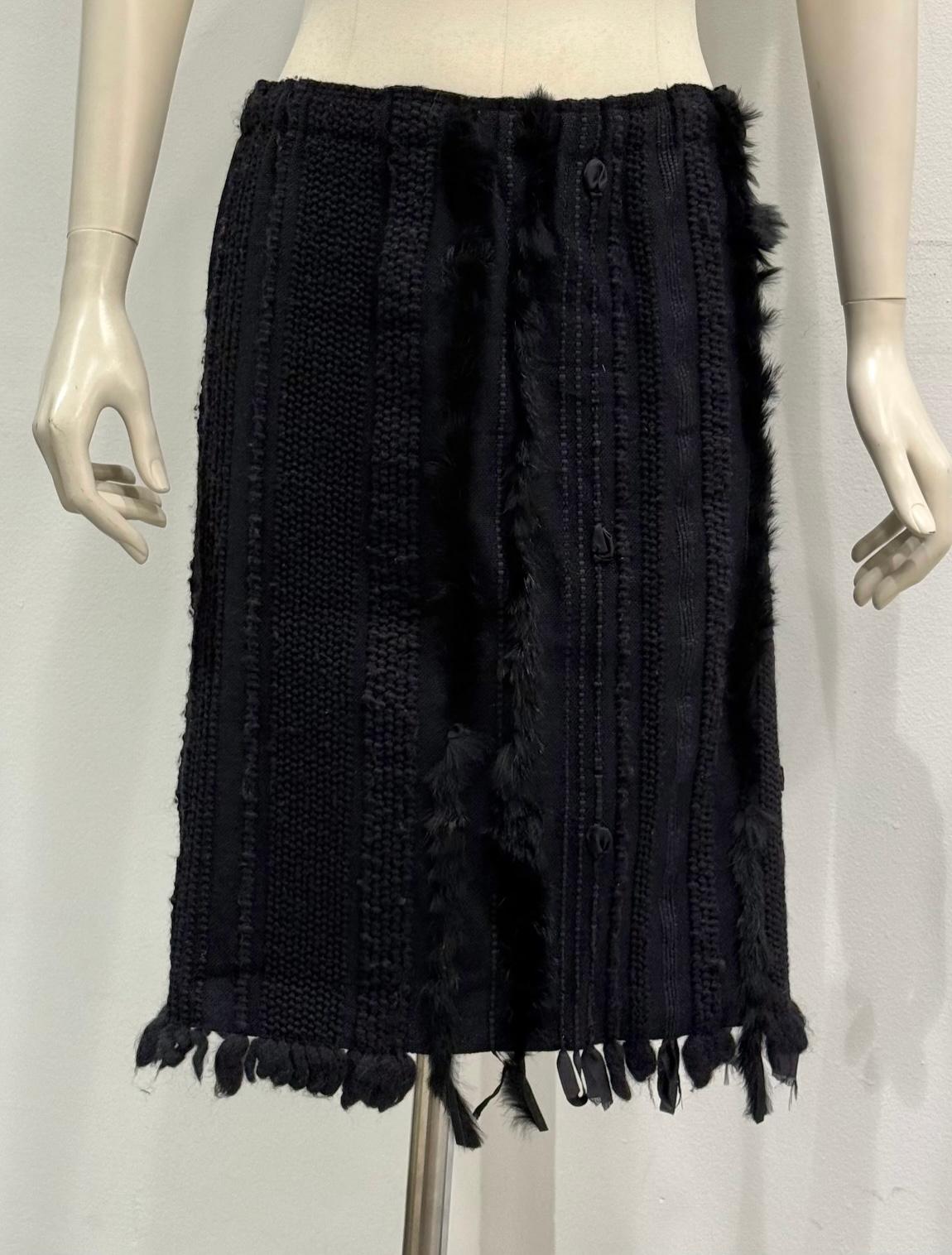 A/W 2002 Gucci by Tom Ford défilé jupe en fourrure

Cette jupe Gucci, issue de la collection automne-hiver 2002 de Tom Ford, illustre la vision audacieuse et sensuelle du créateur. Confectionné en noir avec de subtils détails de fourrure intégrés à