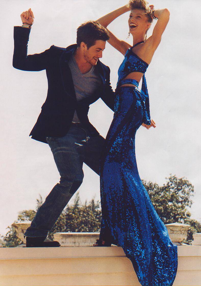 A/W 2004 Gucci by Tom Ford Blaues Paillettenkleid mit Ausschnitt. Kleid mit Neckholder und Paillettenbesatz, mit Haken- und Ösenverschlüssen am Hals und Druckknöpfen an der Taille; kann je nach gewünschter Menge an Haut mit oder ohne Druckknöpfe an