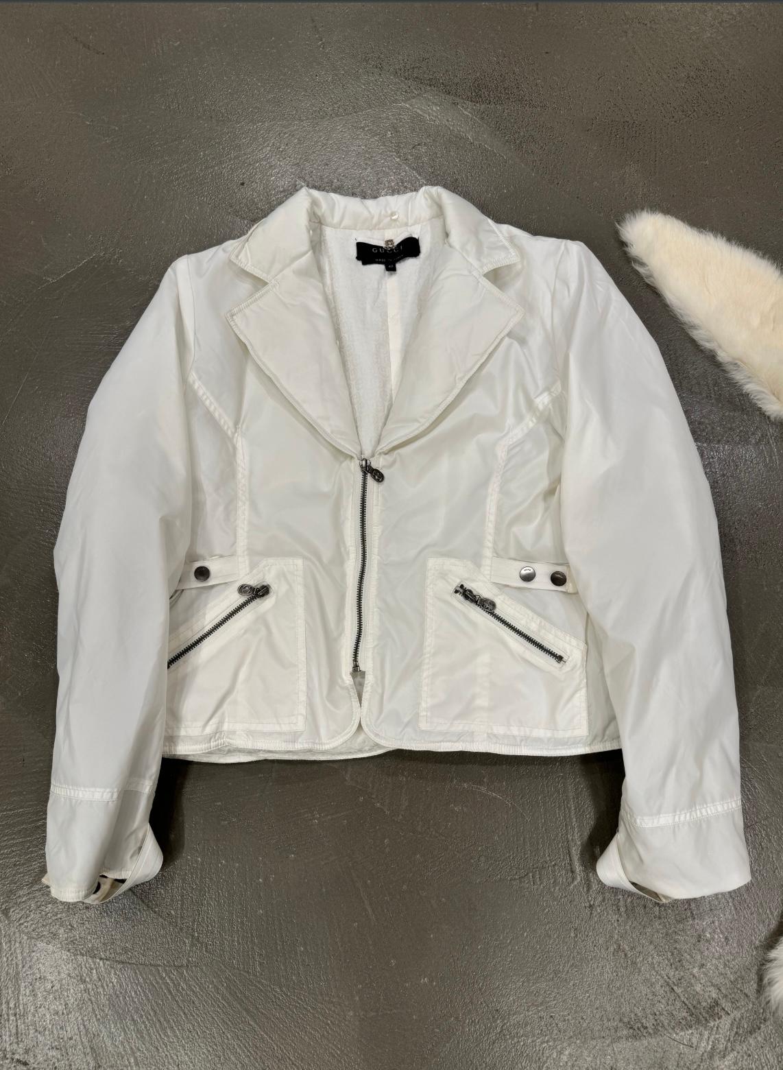 A/W 2004 Gucci by Tom Ford Echtpelz-Nylonjacke

Diese von Tom Ford entworfene Gucci Jacke aus der Herbst/Winter-Kollektion 2004 verbindet Luxus mit einem praktischen Aspekt. Sie ist aus weißem Nylon gefertigt und verfügt über einen plüschigen