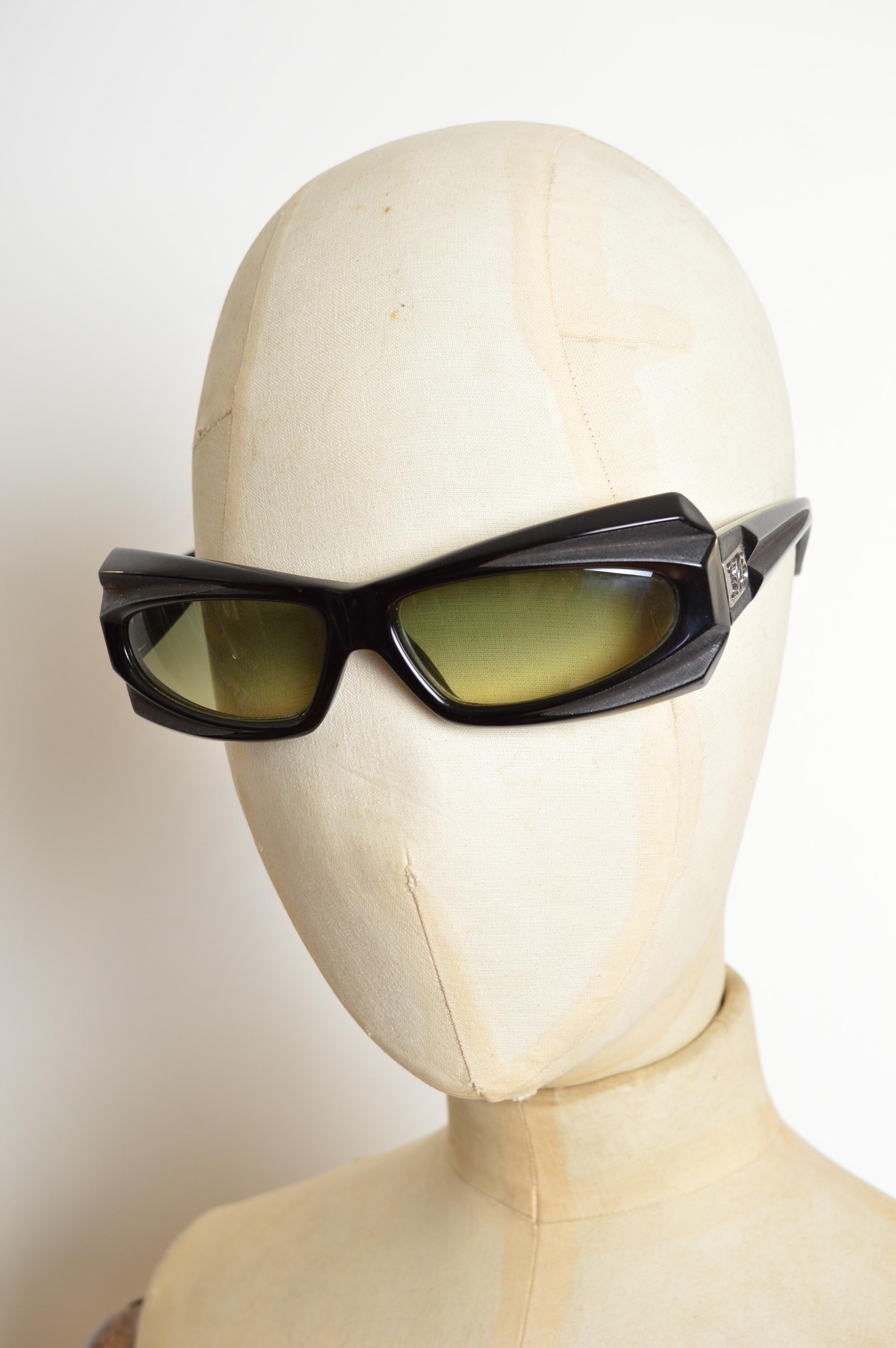 A/W 2010 John Galliano Gafas de sol rectangulares Avant Guard Black 2000 - Sombras Beige en venta