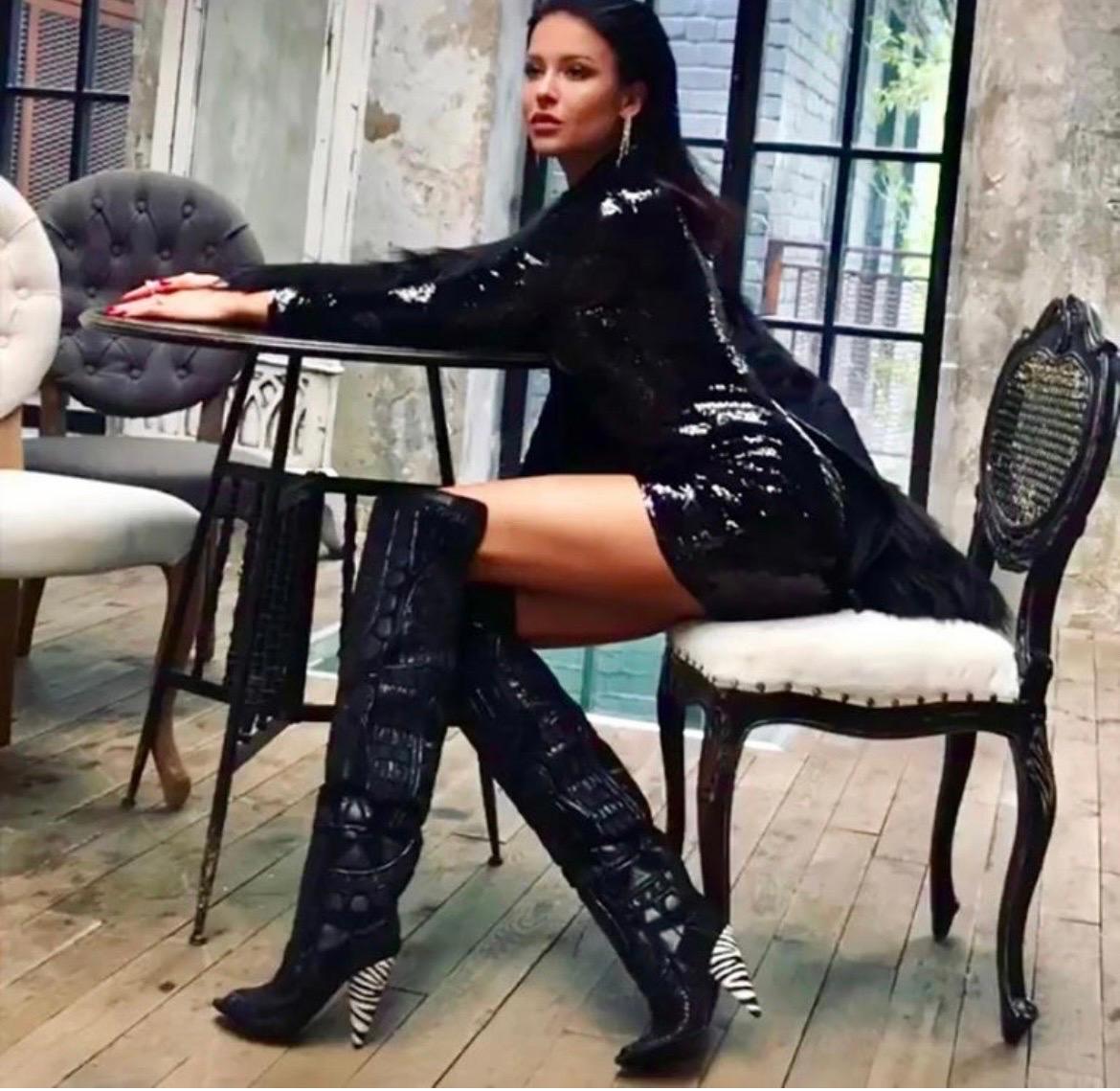 TOM FORD OVER THE KNEE BOOTS WITH OPEN TOE.
A/W 2013
Impossible to find!
Zebra print fur heel.
Open toe.
Content Upper: suede leather, leather, patent leather.
Measurements:
Heel 4 3/8