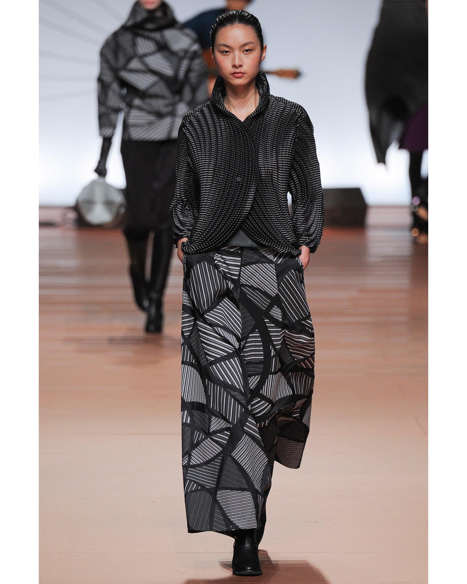 A/W 2014 Issey Miyake Gray and Black Sculptural Spiral Pleated Cardigan 2