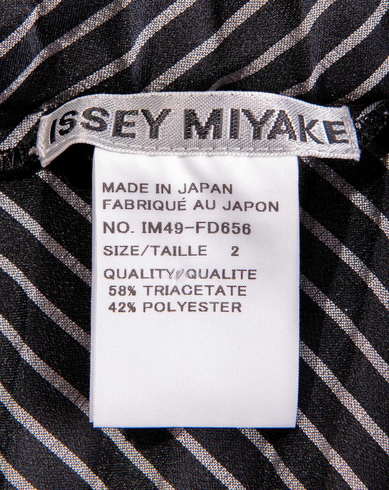 A/W 2014 Issey Miyake Gray and Black Sculptural Spiral Pleated Cardigan 3