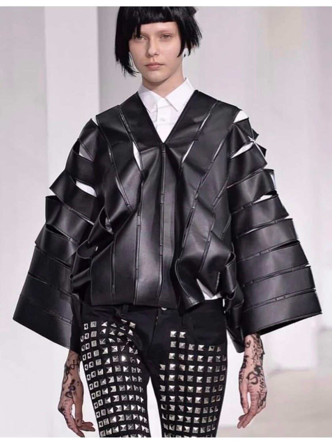 A/I 2015 Junya Watanabe 1/3 di campione in pelle

Questo top in pelle all'avanguardia di Junya Watanabe è un capo campione della collezione Autunno/Inverno 2015. Il design presenta un intricato motivo geometrico creato con pannelli di pelle
