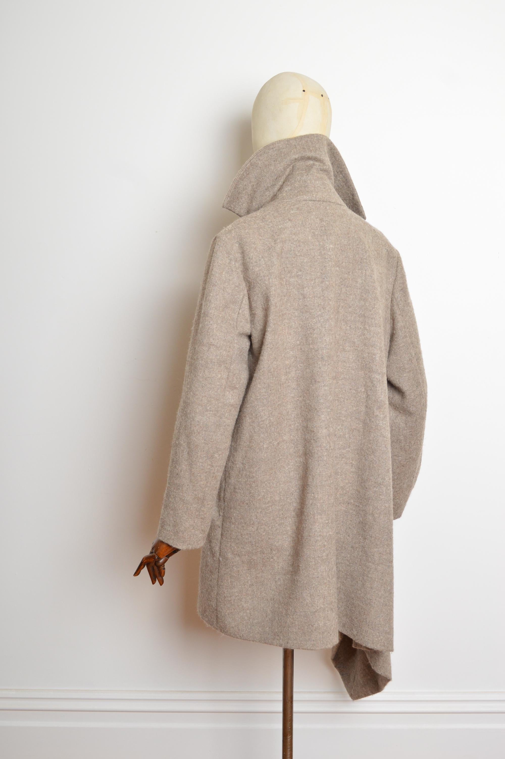 A/I 2015 Vivienne Westwood Cappotto asimmetrico in lana beige e panna - Giacca in vendita 7