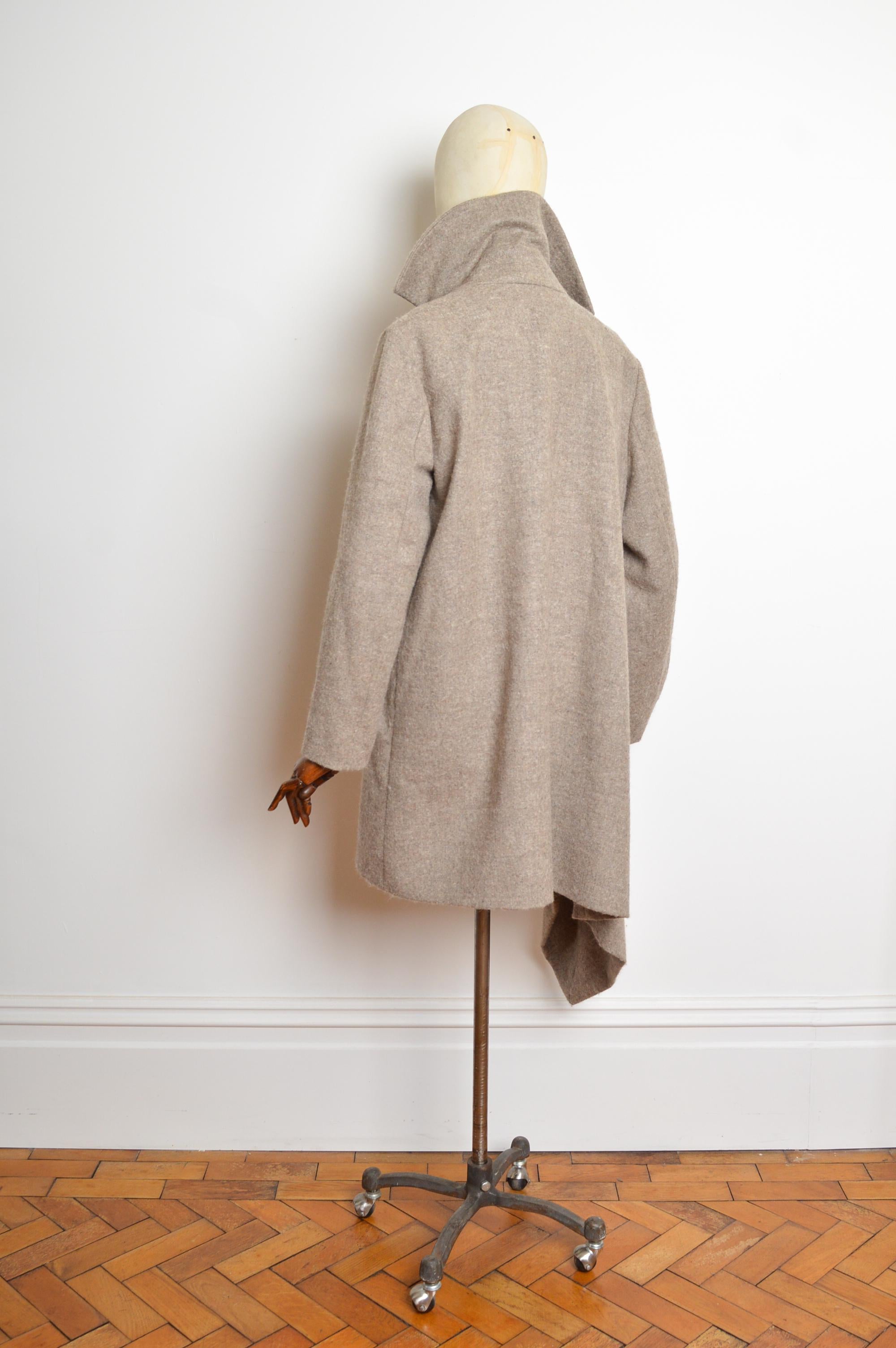 A/I 2015 Vivienne Westwood Cappotto asimmetrico in lana beige e panna - Giacca in vendita 11