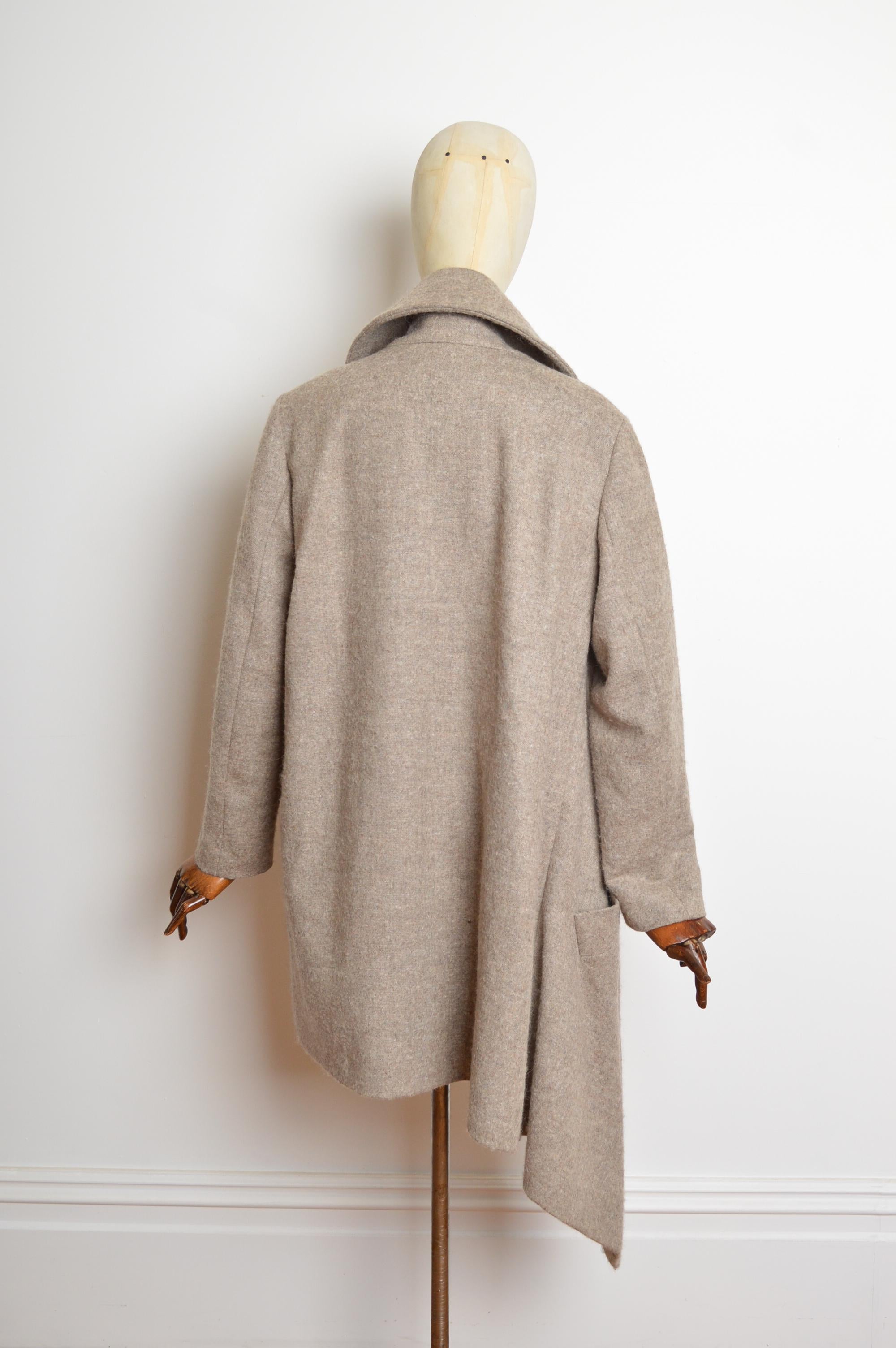 A/I 2015 Vivienne Westwood Cappotto asimmetrico in lana beige e panna - Giacca in vendita 12