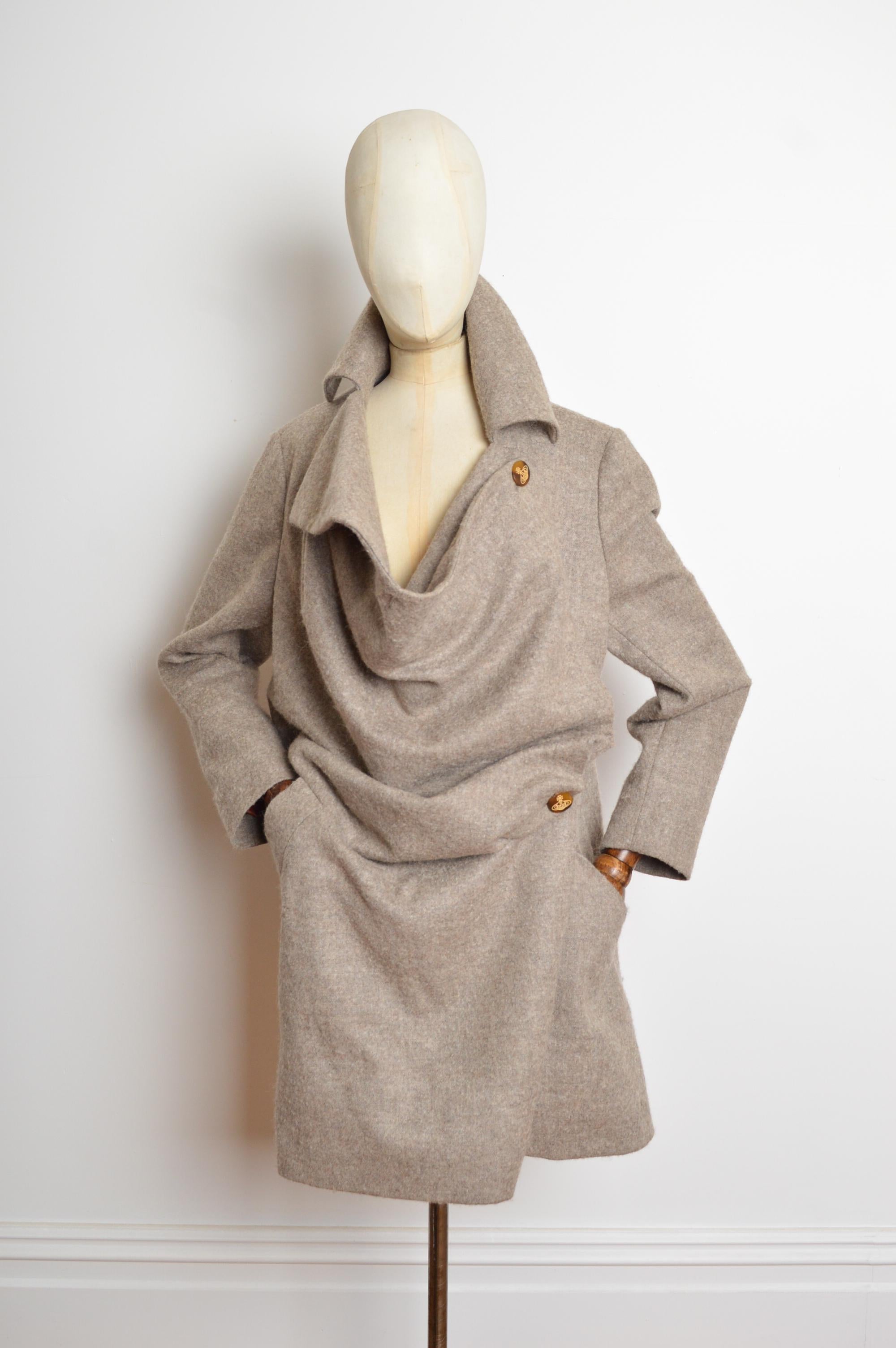 Beige A/I 2015 Vivienne Westwood Cappotto asimmetrico in lana beige e panna - Giacca in vendita