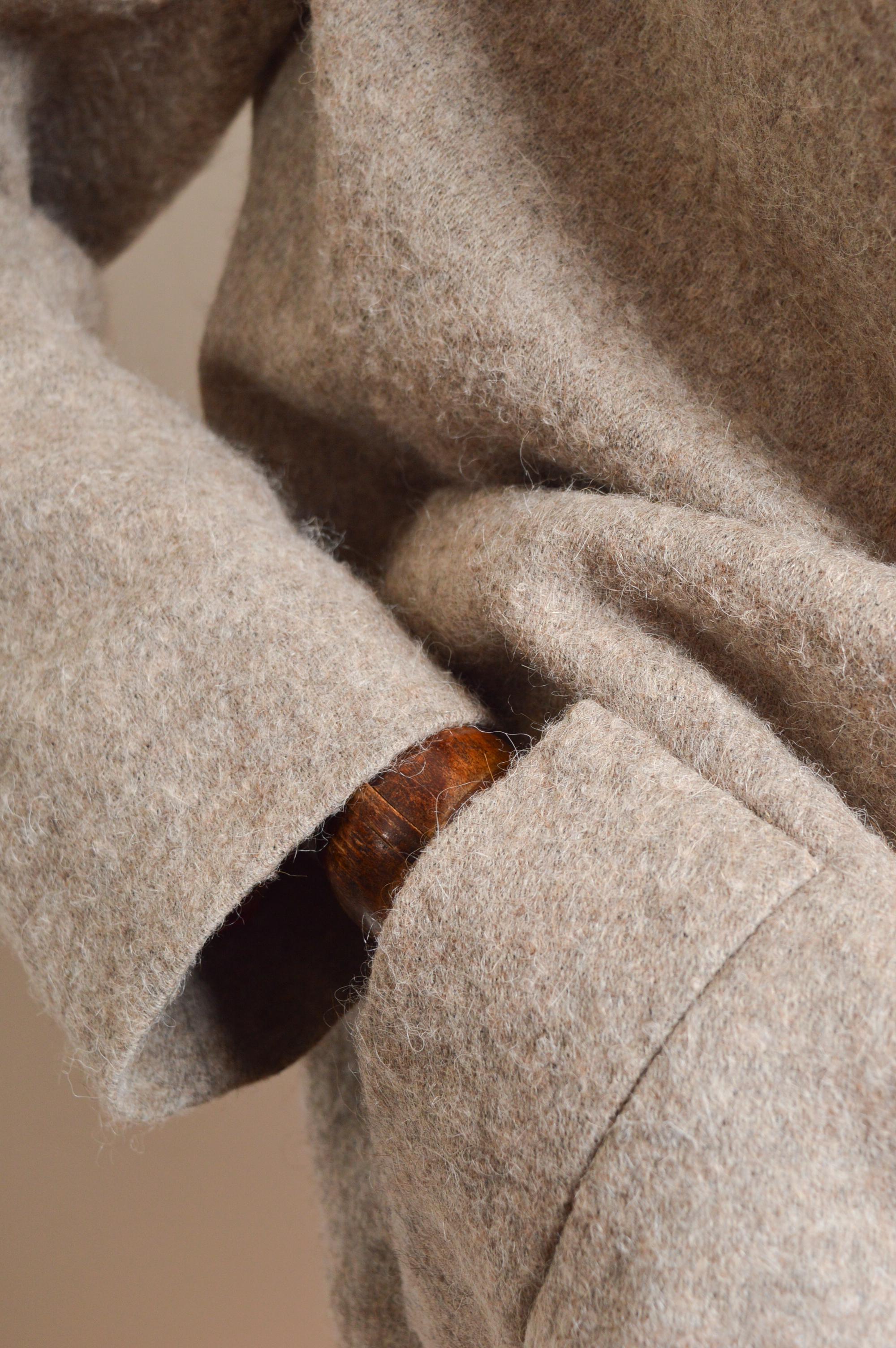 A/I 2015 Vivienne Westwood Cappotto asimmetrico in lana beige e panna - Giacca in vendita 1