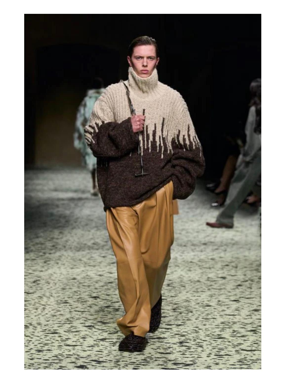 A/W 2024 - Bottega Veneta - Pull en maille jacquard épaisse

Ce luxueux pull en maille jacquard lourde issu de la collection Automne/Hiver 2024 de Bottega Veneta respire la sophistication et la chaleur. Composé d'un riche mélange de tons terreux et
