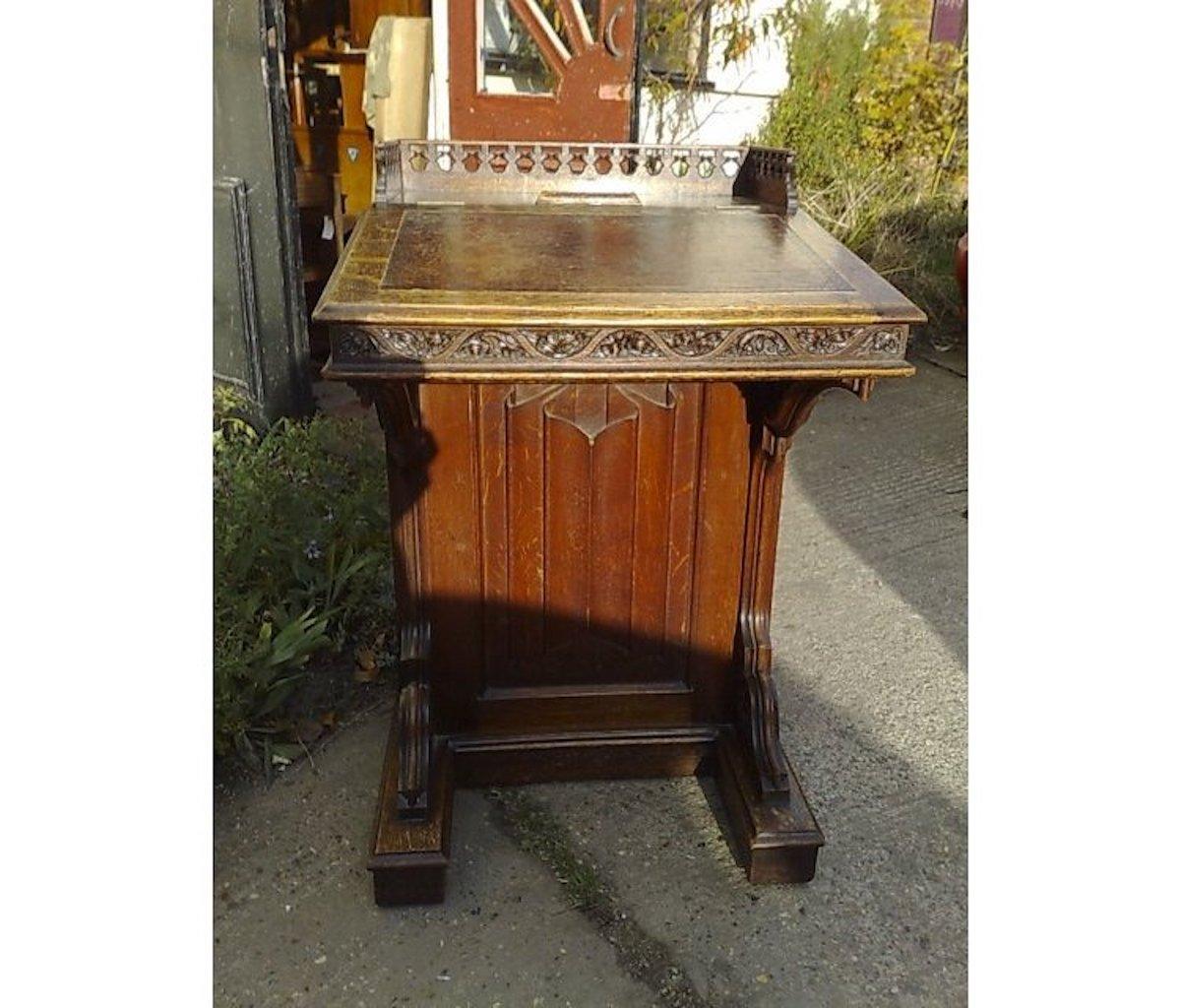 A W N Pugin zugeschrieben,
Ein Davenport aus Eichenholz im Stil der Gotik mit einer fein gearbeiteten geschnitzten Galerie an der Oberseite und einer schrägen Schreibfläche, die sich öffnet, um Ablage- und Taubenlöcher an der Rückseite freizugeben,