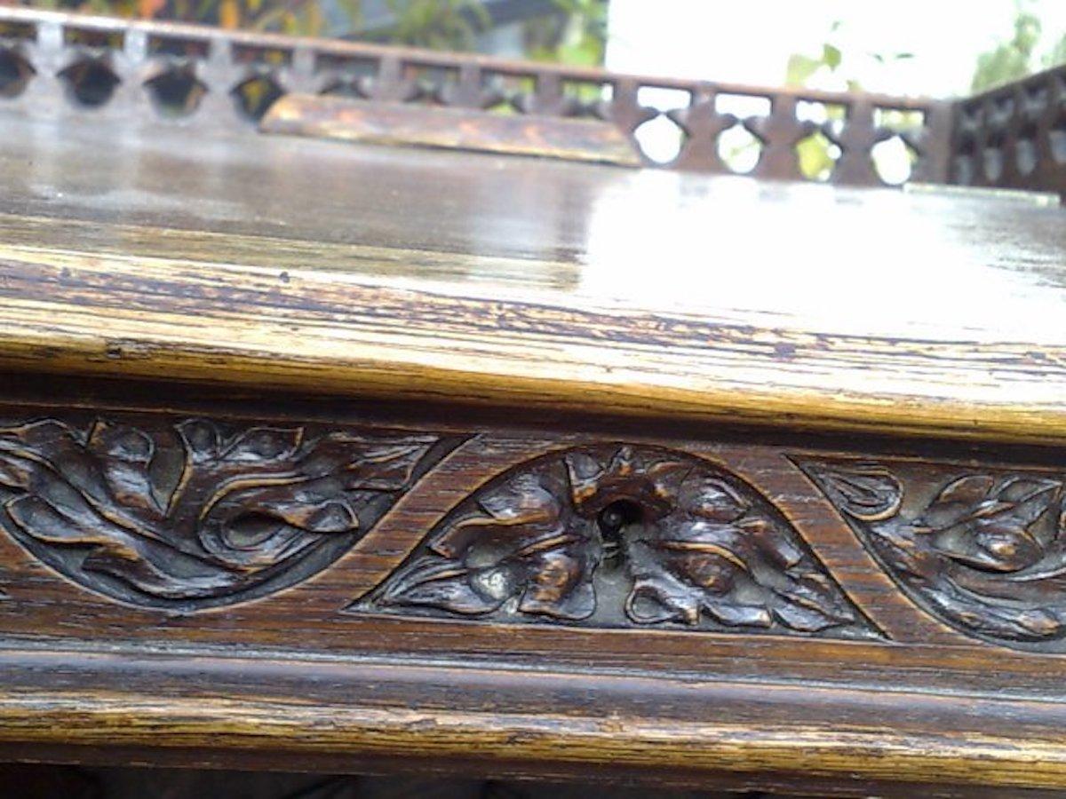 A W N Pugin Attri, Davenport aus Eichenholz im gotischen Stil mit Leinenfalten- und Blumenschnitzerei im Angebot 1