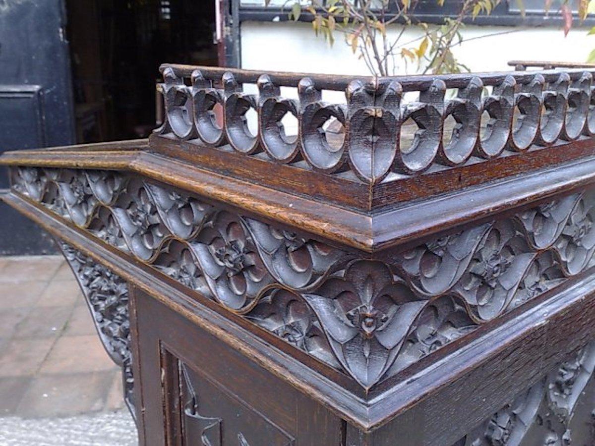 A W N Pugin Attri, Davenport aus Eichenholz im gotischen Stil mit Leinenfalten- und Blumenschnitzerei im Angebot 2
