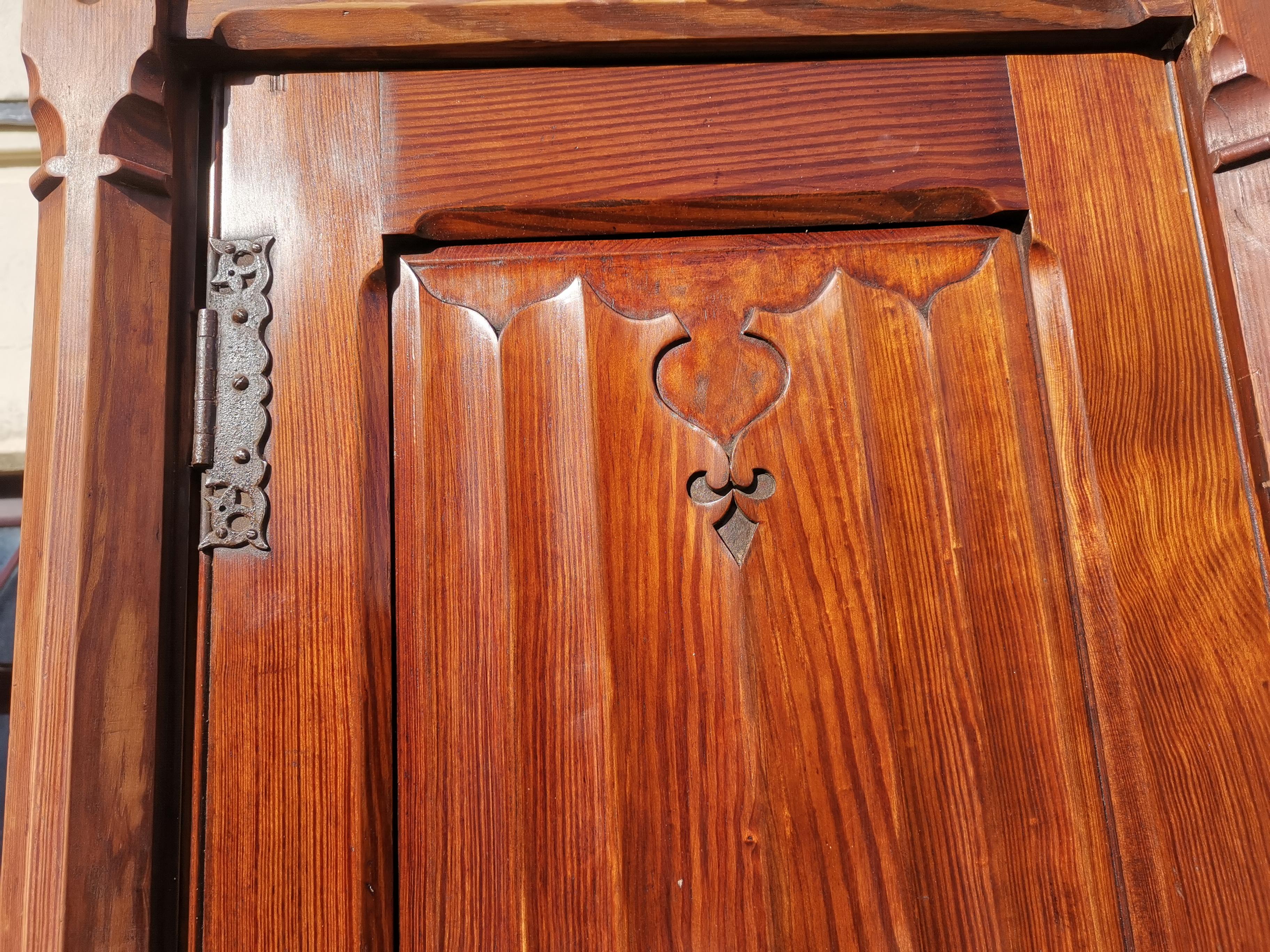 A.W.N. Pugin Armoire gothique à quatre portes en pitch-pine avec panneaux en linfold en vente 2