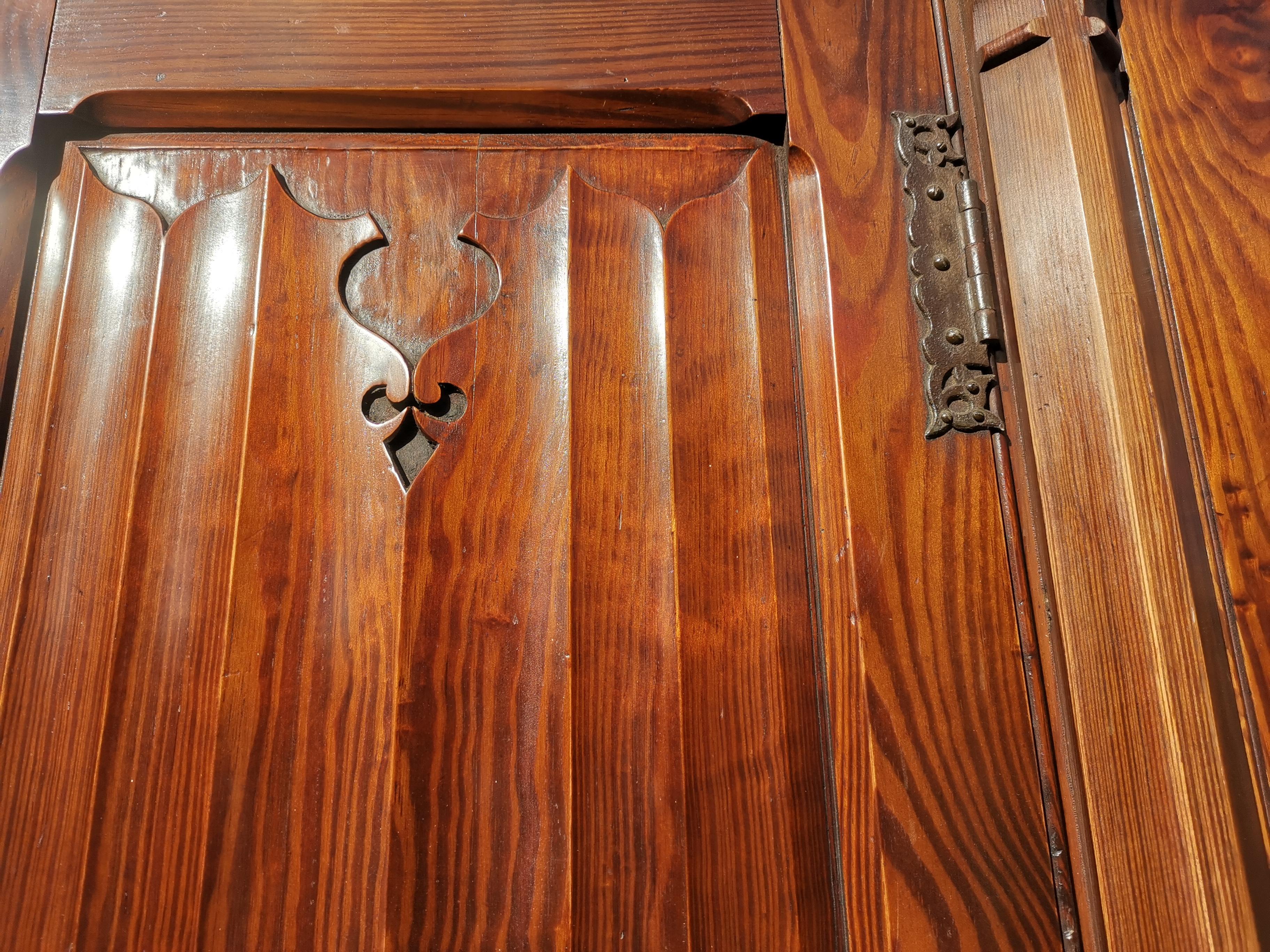 A.W.N. Pugin Armoire gothique à quatre portes en pitch-pine avec panneaux en linfold en vente 6