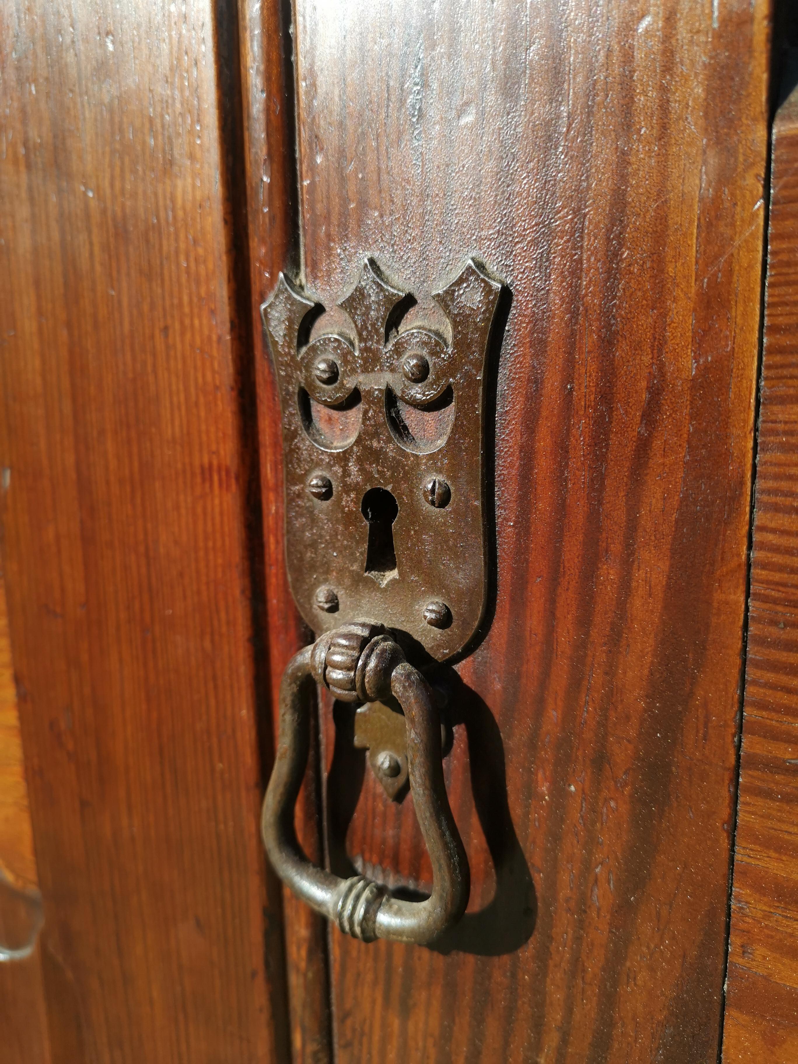 W N Pugin: „Pugin“. Gotischer Revive Kleiderschrank aus Kiefernholz mit vier Türen und Leinenfaltenpaneelen im Angebot 8