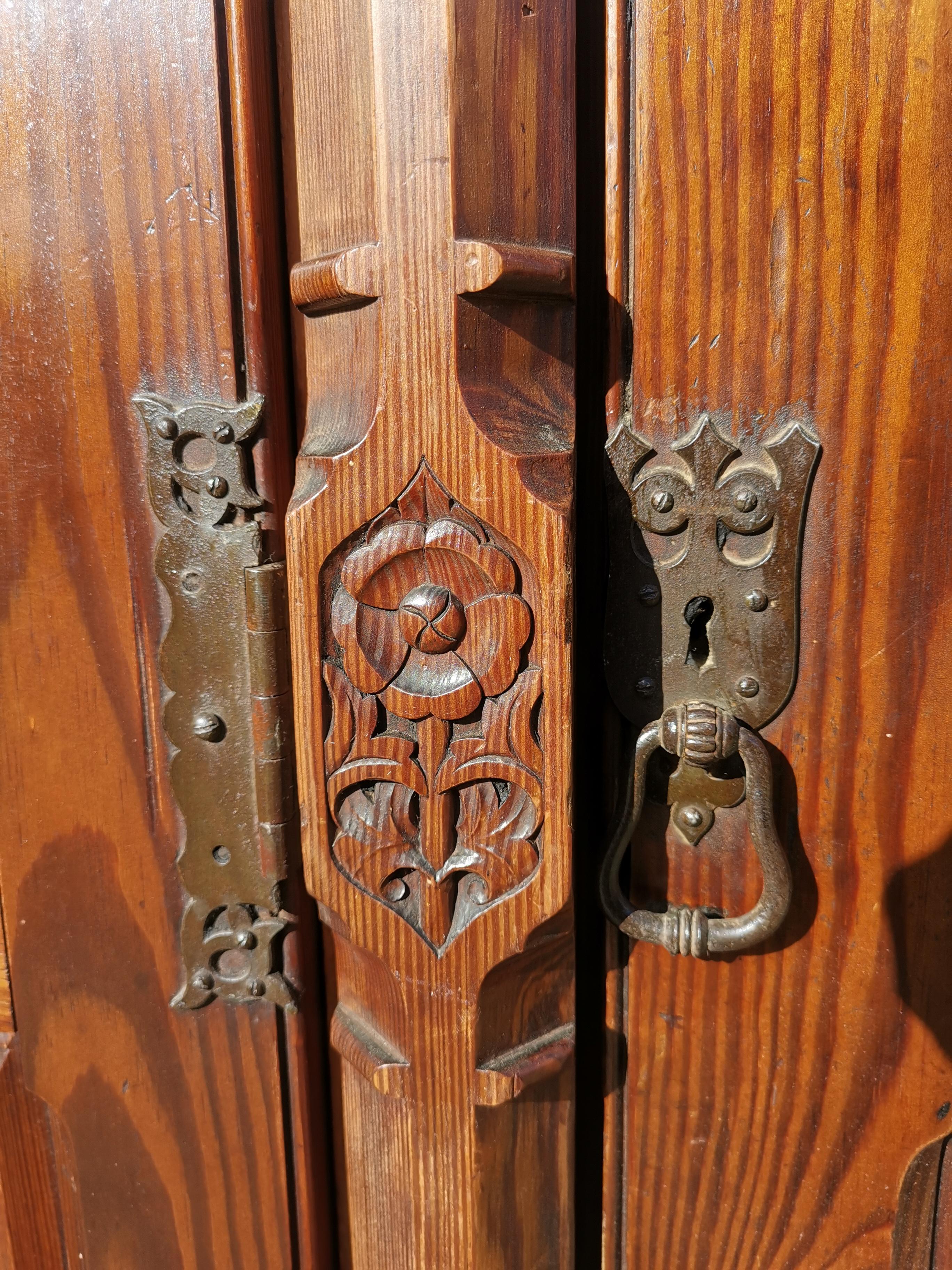 A.W.N. Pugin Armoire gothique à quatre portes en pitch-pine avec panneaux en linfold en vente 9