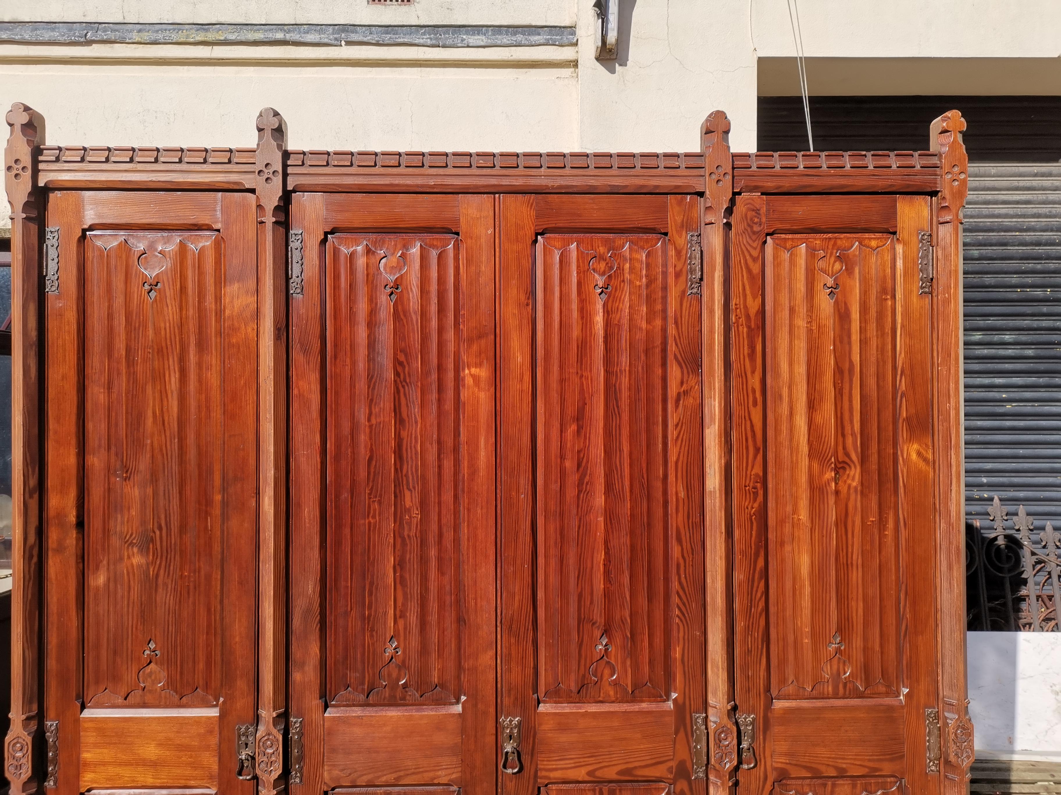 Pin A.W.N. Pugin Armoire gothique à quatre portes en pitch-pine avec panneaux en linfold en vente