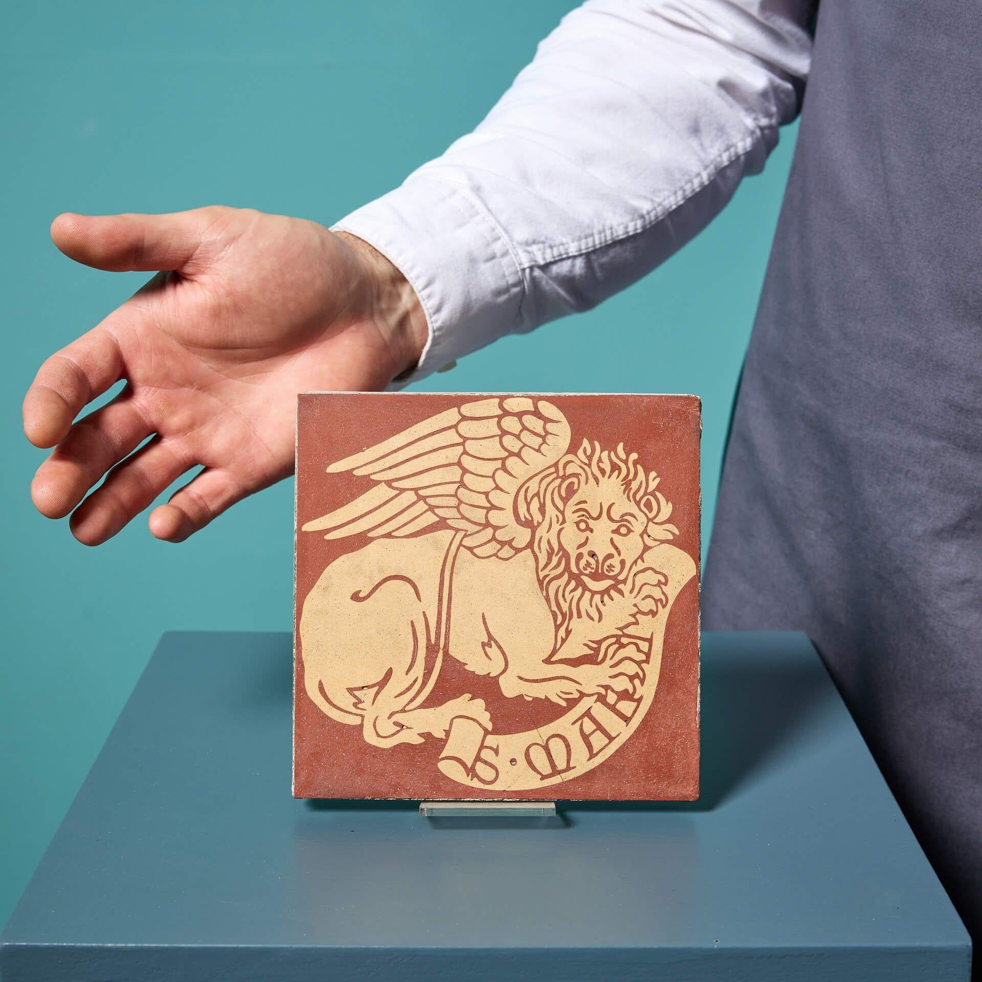 Una superba piastrella ad encausto smaltato della metà del XIX secolo, raffigurante il Leone di San Marco, progettata da A. W. N. Pugin e prodotta da Minton & Co. Una piastrella simile, raffigurante il Toro di San Luca, è disponibile anche con il