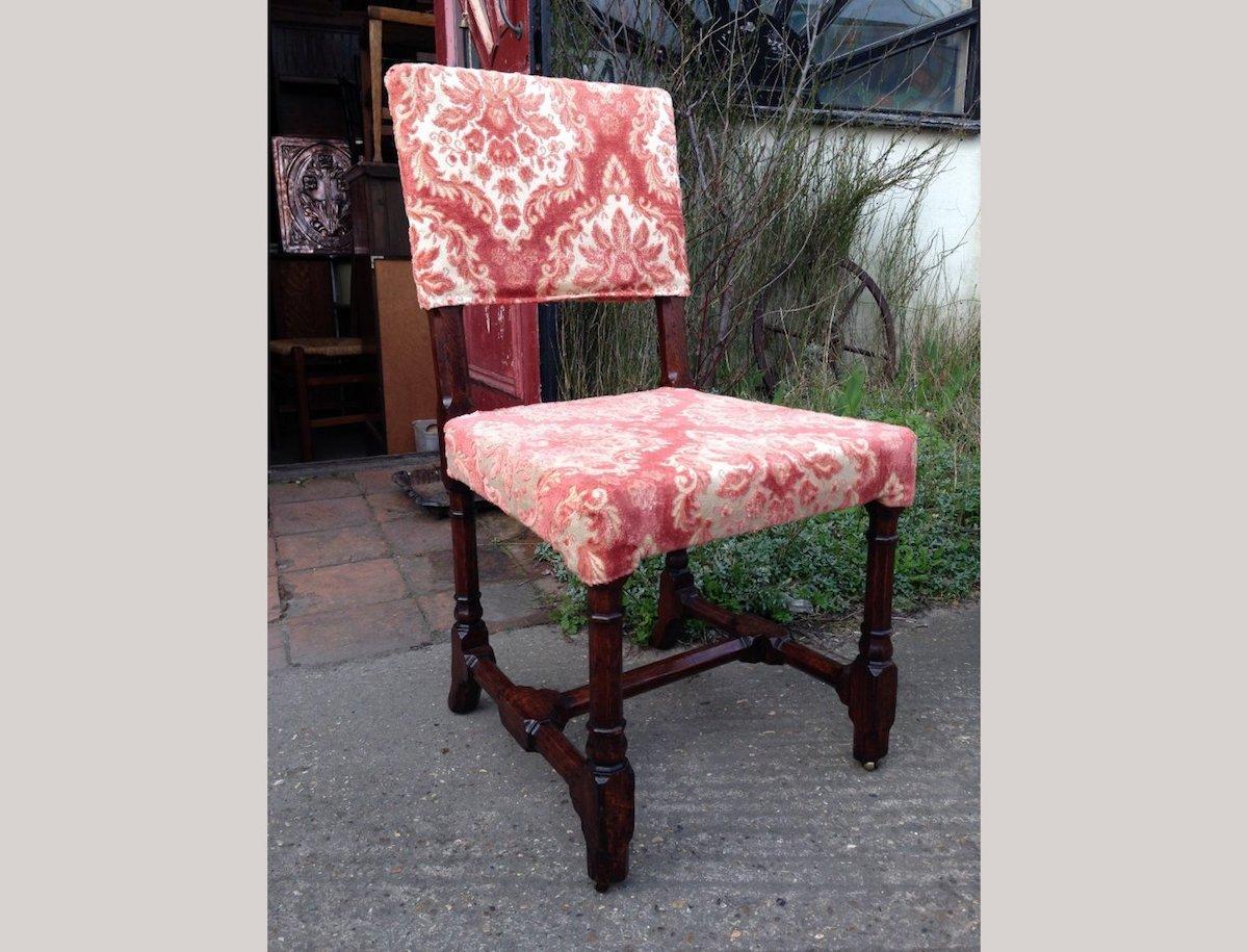 Anglais A W N Pugin, estampillé Gillows, un ensemble de quatre chaises à manger en chêne de style néo-gothique en vente