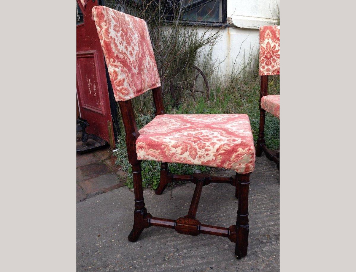 Fait main A W N Pugin, estampillé Gillows, un ensemble de quatre chaises à manger en chêne de style néo-gothique en vente