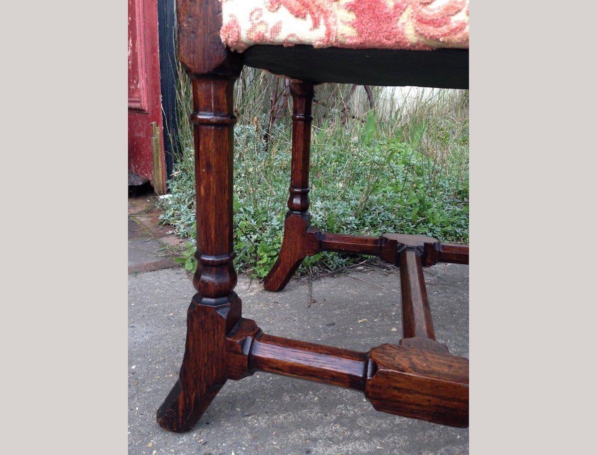 XIXe siècle A W N Pugin, estampillé Gillows, un ensemble de quatre chaises à manger en chêne de style néo-gothique en vente