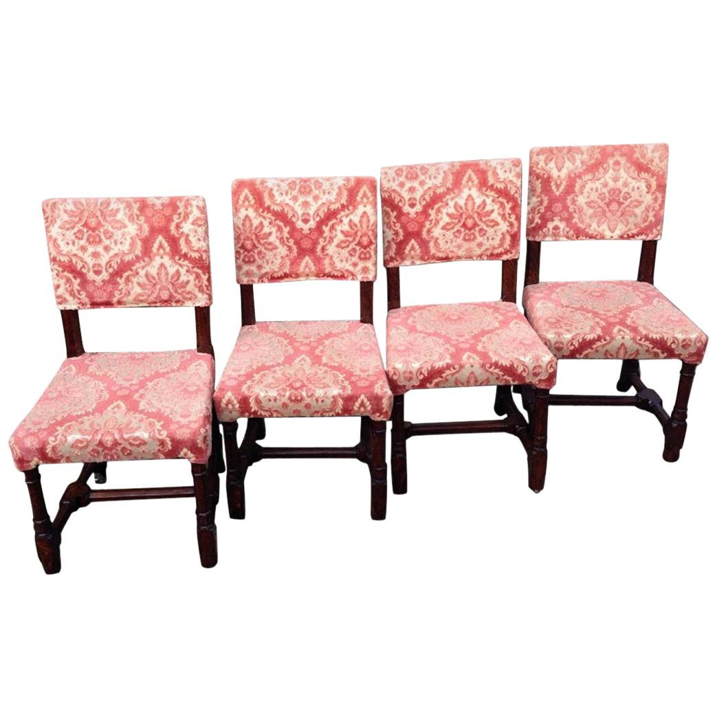 A W N Pugin, estampillé Gillows, un ensemble de quatre chaises à manger en chêne de style néo-gothique en vente