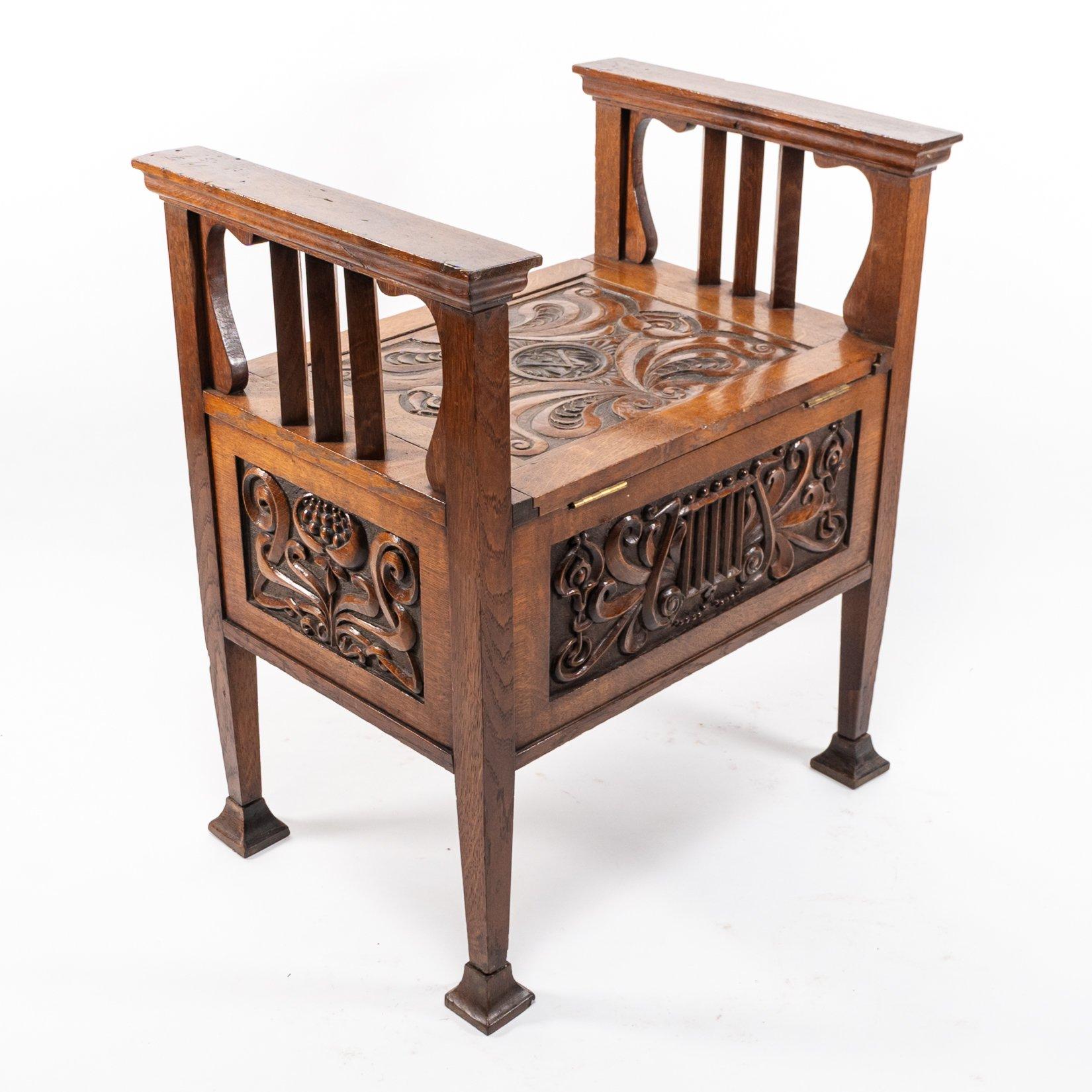 A. W. Simpson, attri. Arts & Crafts Eiche Klavierhocker im Zustand „Gut“ im Angebot in London, GB