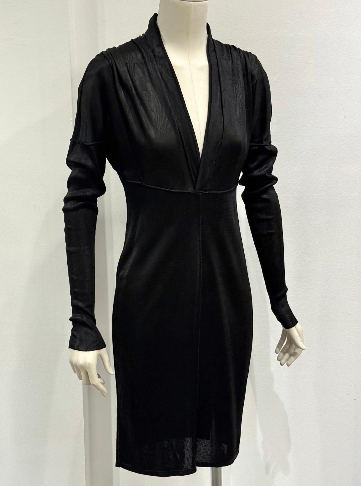A/W1986 Alaïa - Robe midi de défilé

Cette pièce de défilé de la collection automne-hiver 1986 d'Alaïa illustre l'élégance sculpturale qui a rendu le créateur légendaire. Confectionnée dans un mélange de viscose noire finement tricotée, cette robe