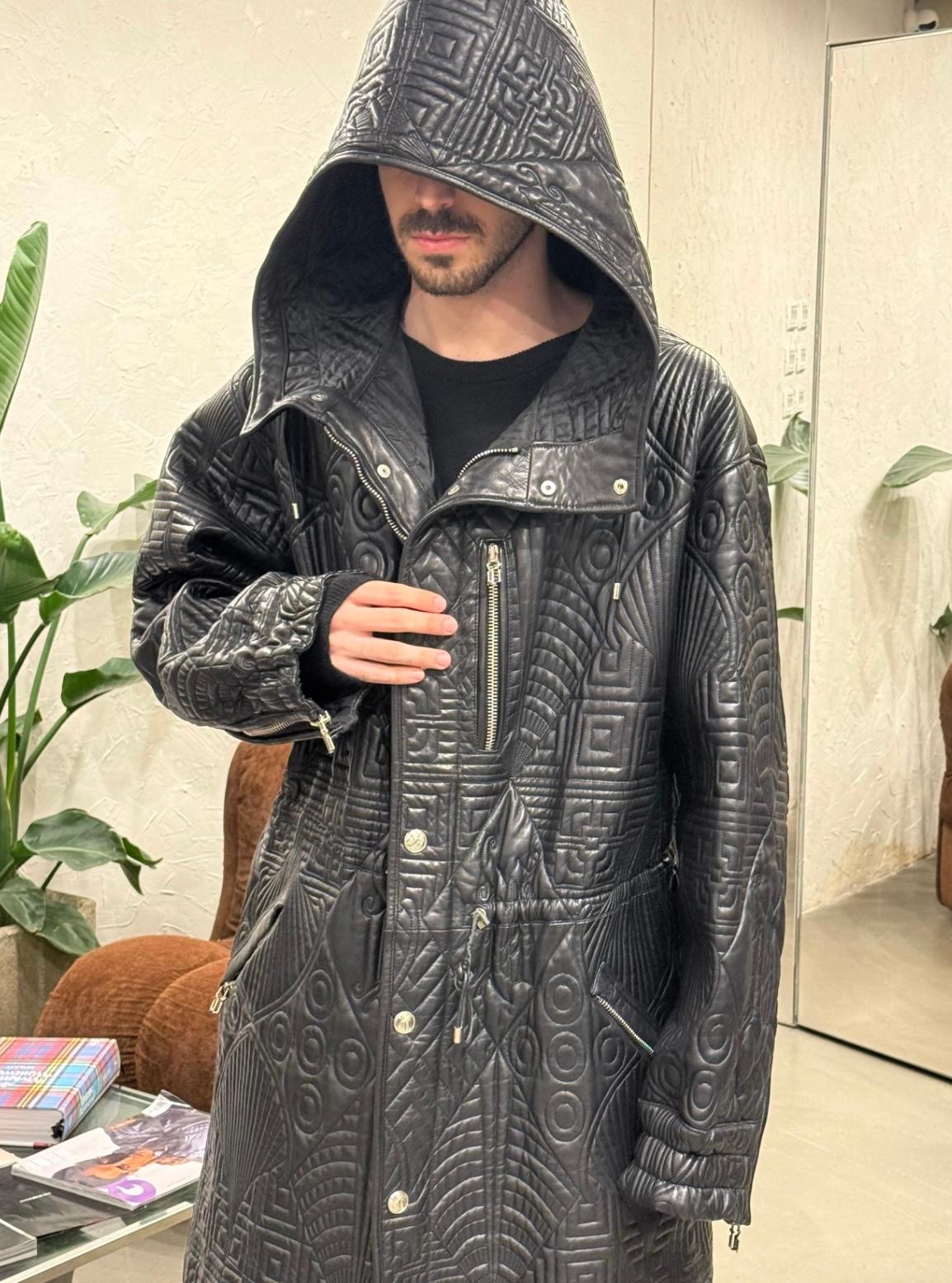 A/W1990 Gianni Versace embossed leather runway coat

This extraordinary coat from Gianni Versace's Autumn/Winter 1990 runway is a testament to the brand's bold design legacy. Crafted from sculptural black leather, it features an intricate all-over