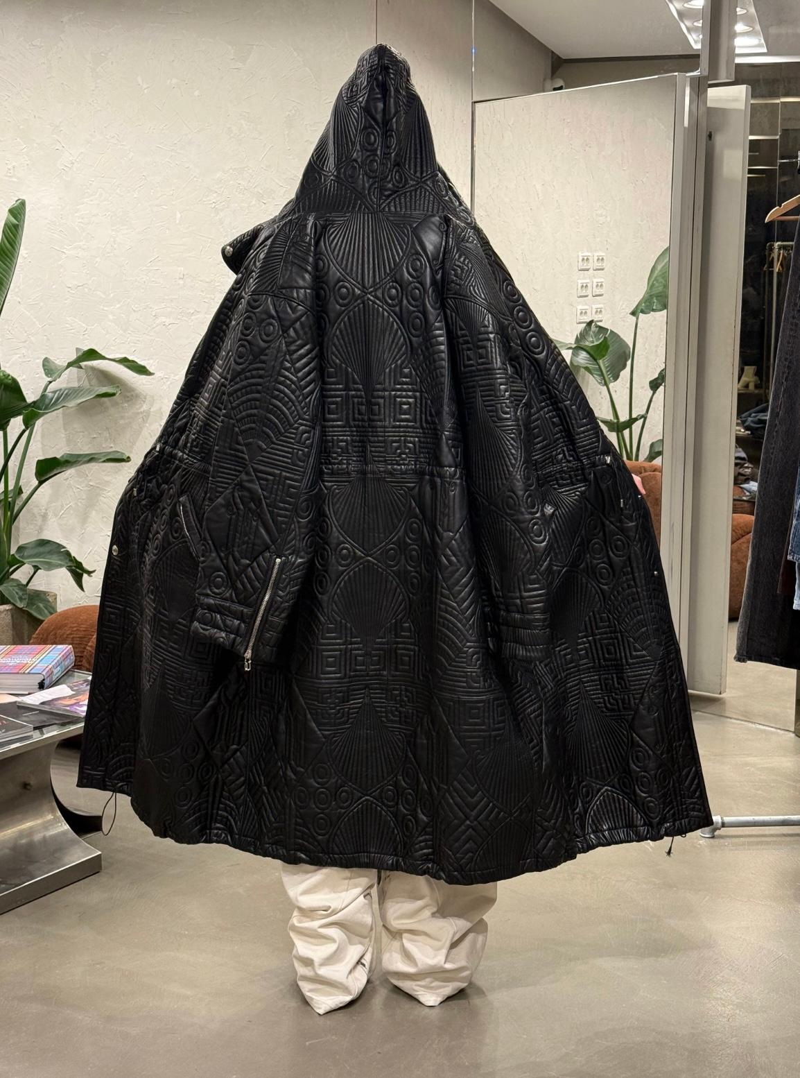 A/W1990 Gianni Versace embossed leather runway coat In Excellent Condition For Sale In Padova, IT