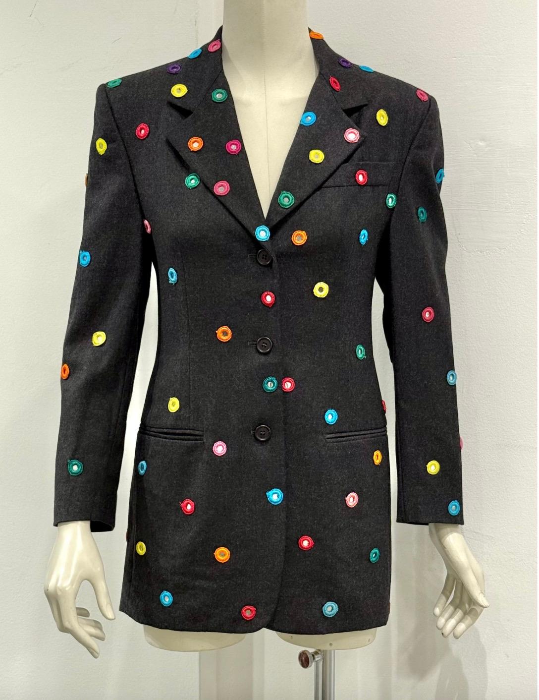 A/W 1992 Dolce & Gabbana documenté défilé miroirs blazer

Ce blazer de la collection automne-hiver 1992 de Dolce & Gabbana est une pièce de défilé documentée qui incarne l'opulence ludique du duo. Confectionné en laine noire, il est orné de disques