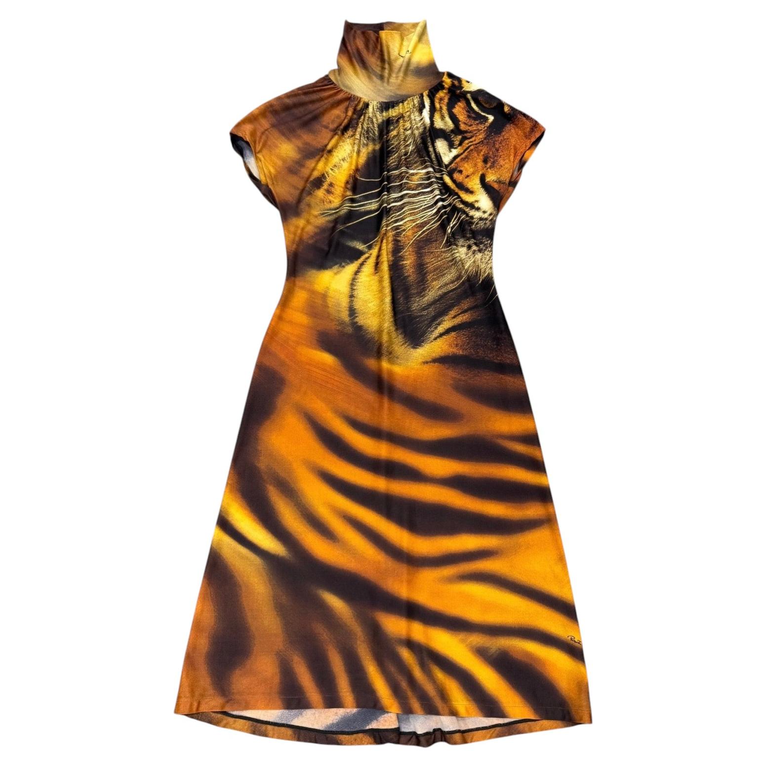 Abito con stampa tigrata e cut-out della collezione Autunno/Inverno 2000 di Roberto Cavalli