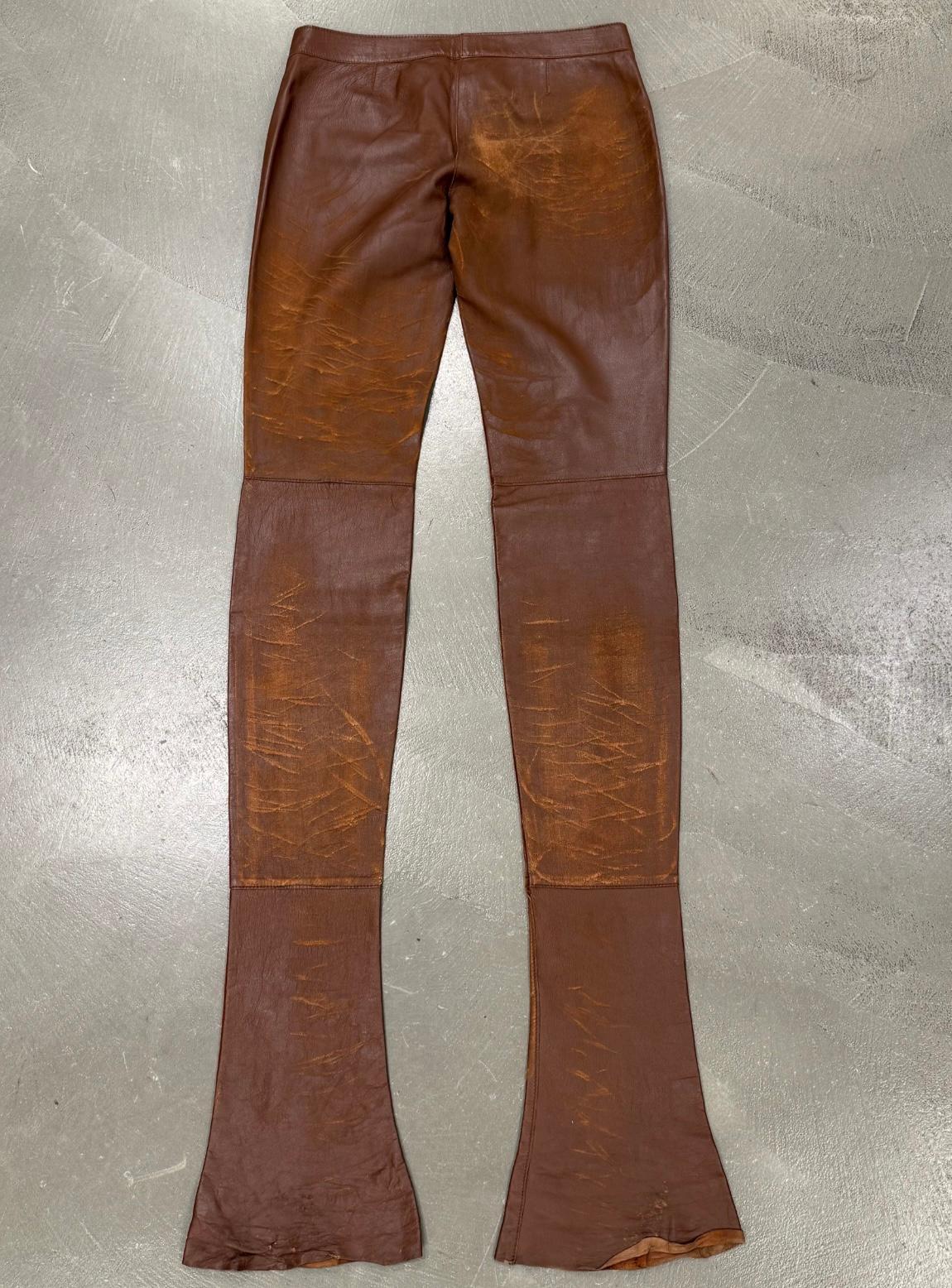 Dolce & Gabbana A/W 2001 - Pantalon en cuir à talons surélevés de la collection emblématique du défilé. Fabriqué en cuir souple marron avec la finition grattée et altérée caractéristique de cette saison. La jambe allongée est conçue pour s'accumuler