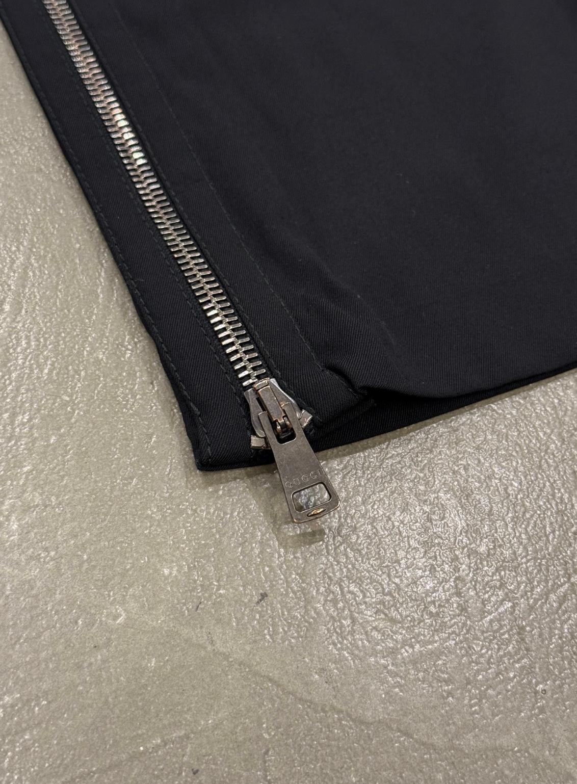 A/W2001 Gucci by Tom Ford pantalon à fermeture éclair intégrale

Issu de la collection automne/hiver 2001 sous la direction de Tom Ford chez Gucci, ce pantalon noir ajusté présente un détail frappant : des zips sur toute la longueur qui courent le