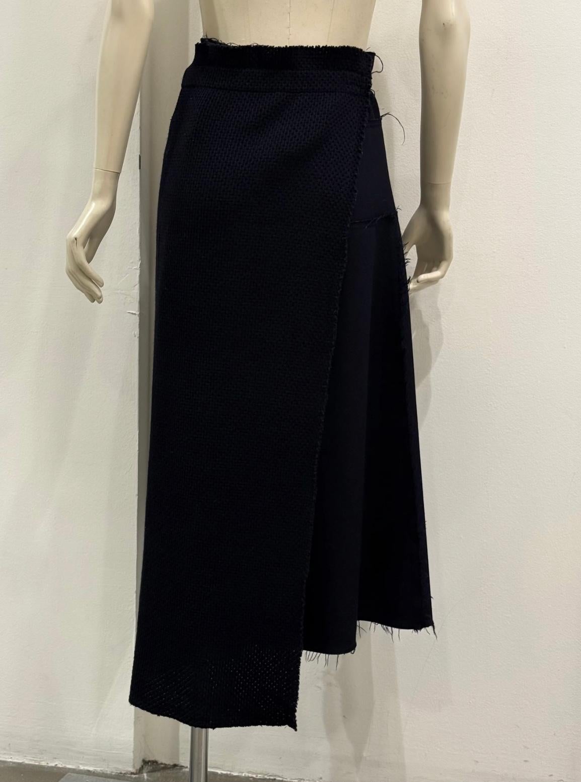 A/W2002 Comme des Garçons deconstructed accordion skirt

From the Autumn/Winter 2002 collection, this Comme des Garçons skirt embodies Rei Kawakubo's avant-garde approach with an asymmetric, layered construction reminiscent of an accordion fold.