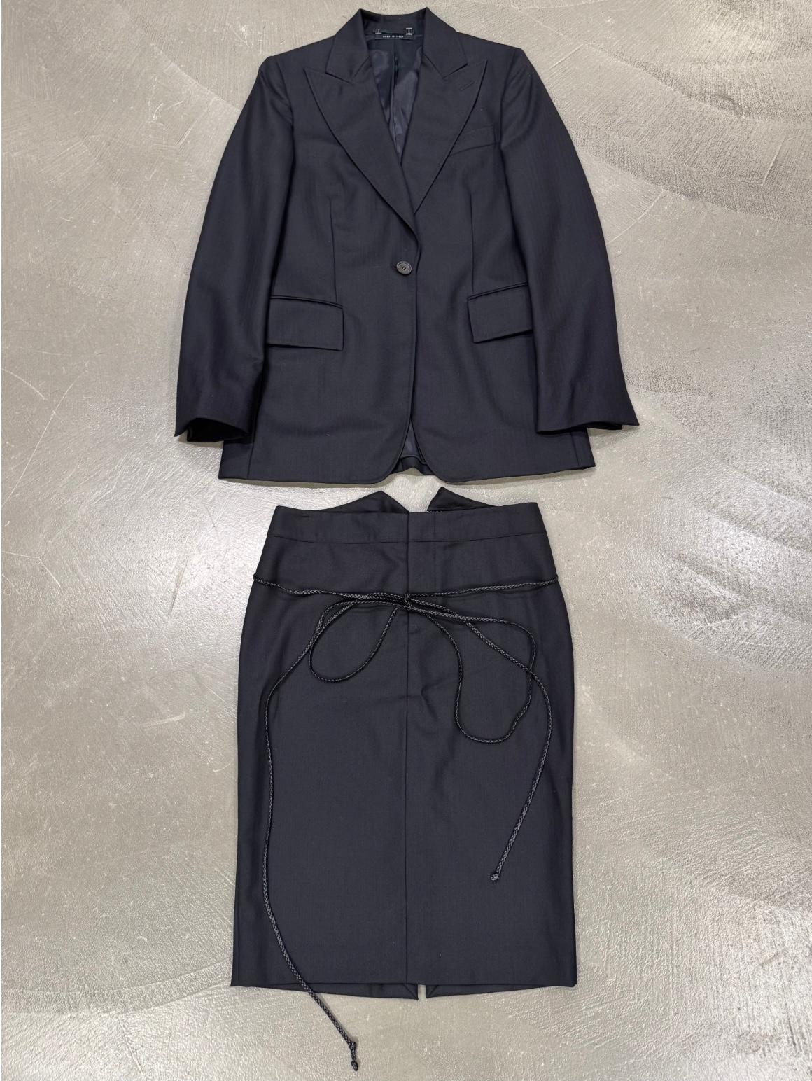  A/W 2002 Gucci by Tom Ford ensemble blazer et jupe avec cordon en cuir

Cet ensemble Gucci sophistiqué de la collection automne/hiver 2002, dessiné par Tom Ford, incarne l'élégance intemporelle avec une silhouette audacieuse et structurée. Ce