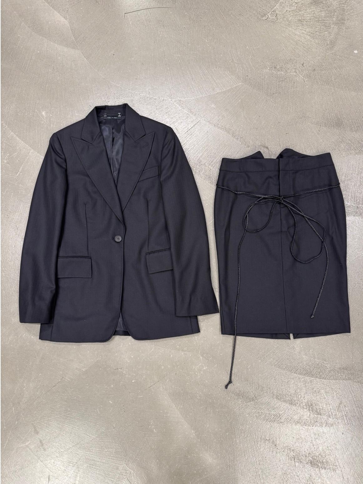 Black A/W2002 Gucci by Tom Ford - Ensemble blazer et jupe avec cordon en cuir en vente