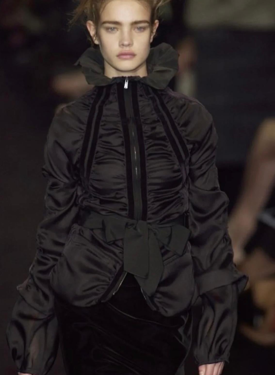 A/W 2002 Yves Saint Laurent by Tom Ford Veste en velours ruché avec ceinture à nœuds

Cette veste YSL A/H 2002 de Tom Ford présente des fronces spectaculaires, des manches sculpturales et une large ceinture en soie soulignant la taille. La